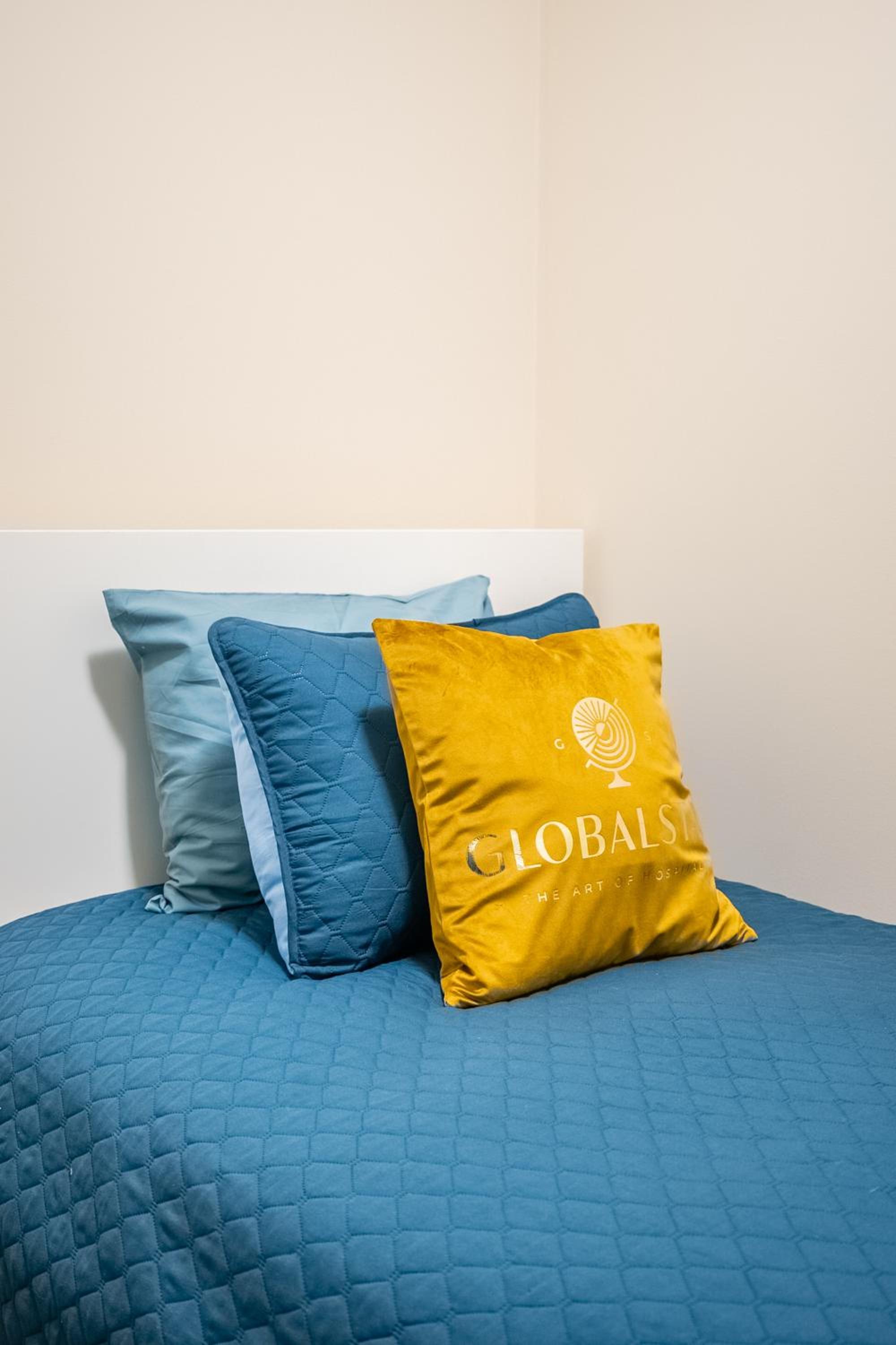 Stylish 2 BR & Den 2BA with Free Parking