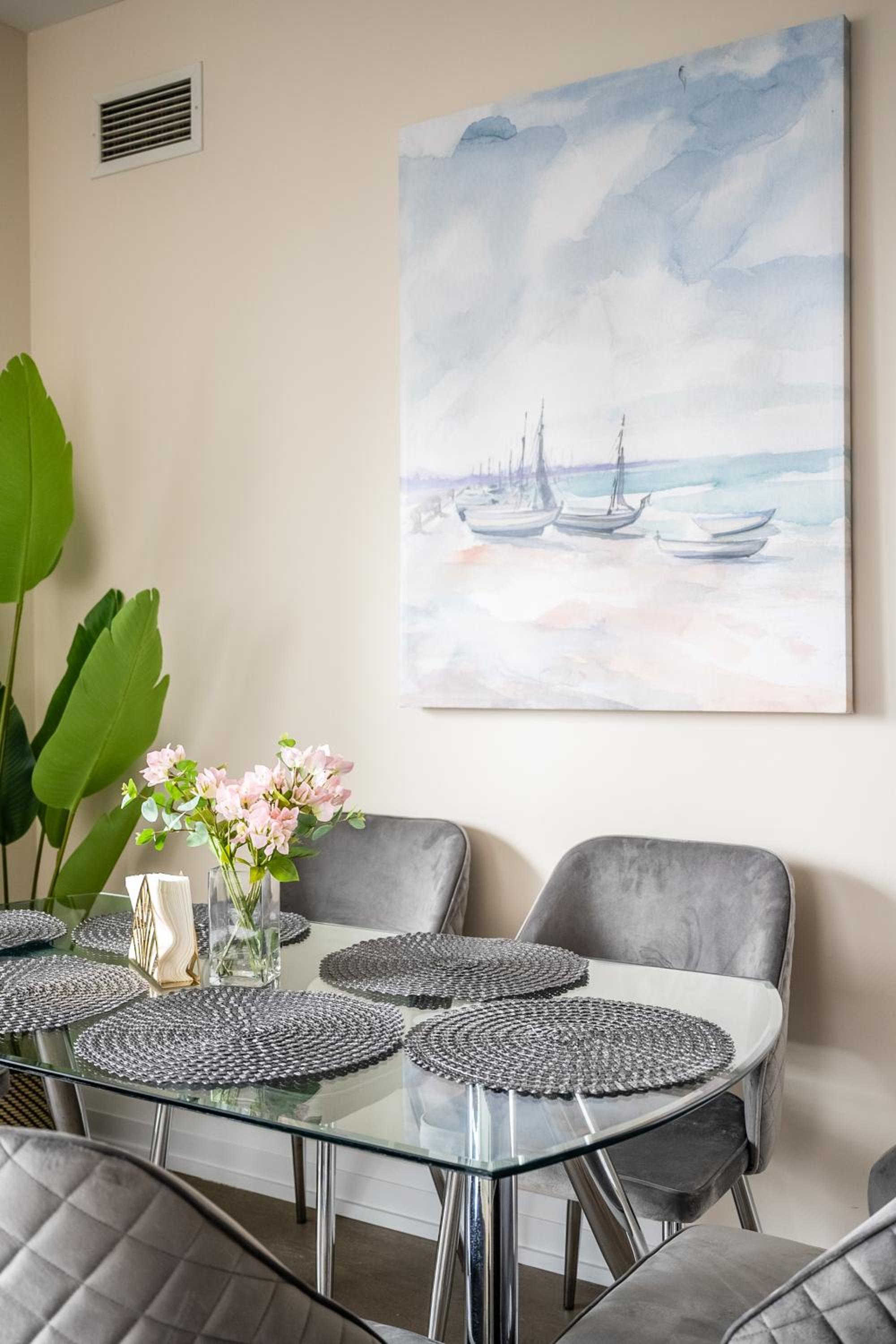 Stylish 2 BR & Den 2BA with Free Parking