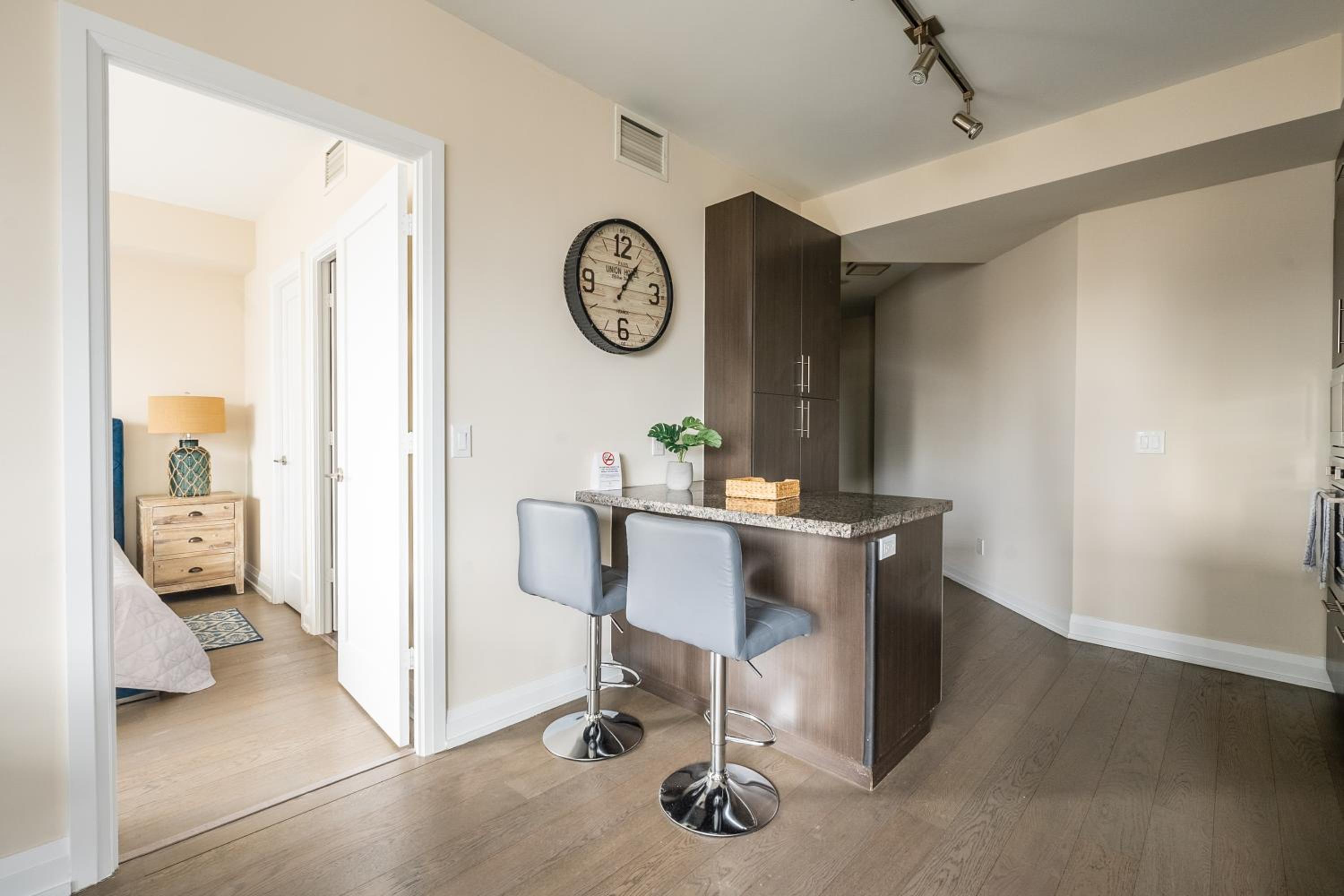 Stylish 2 BR & Den 2BA with Free Parking
