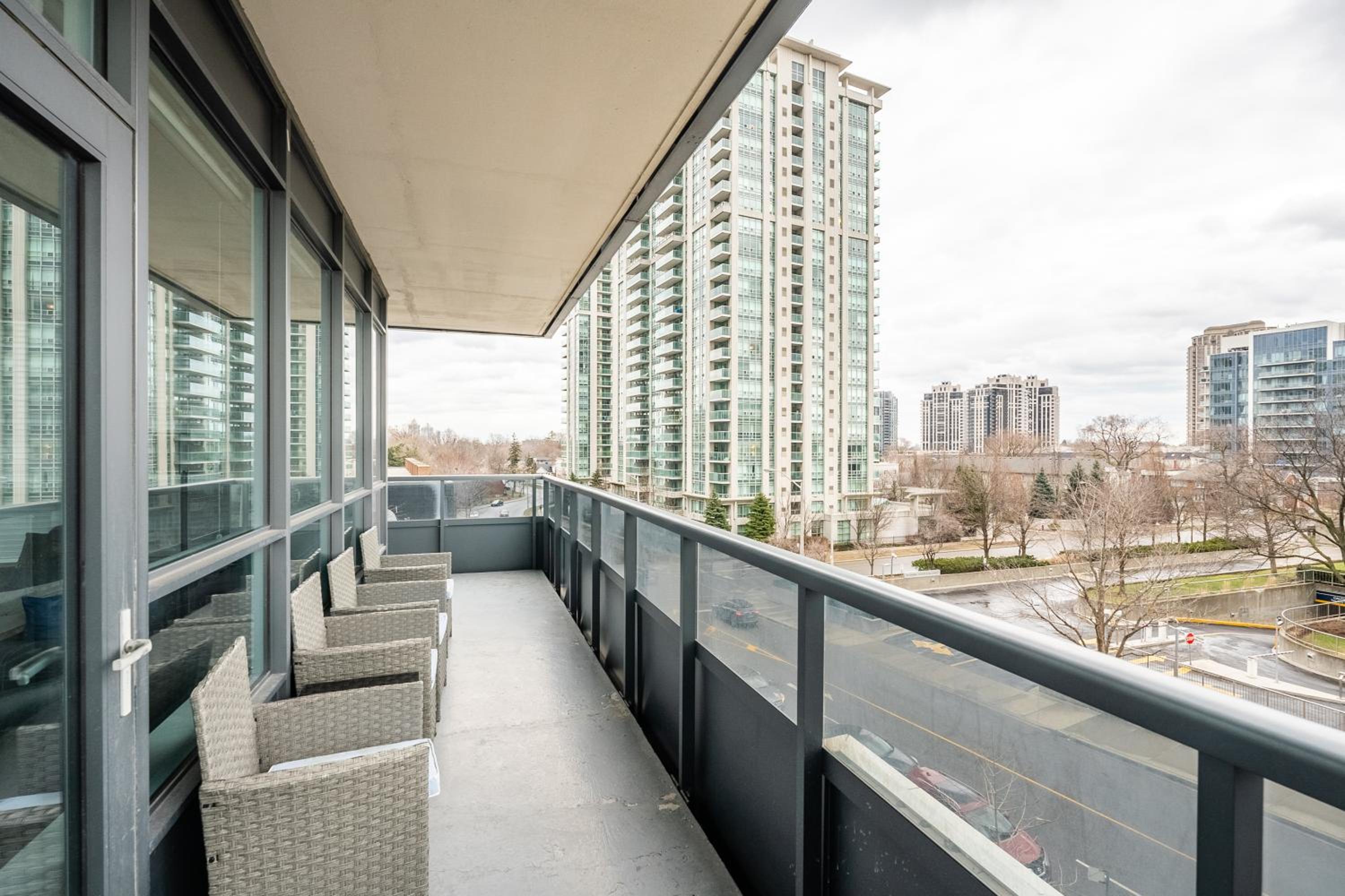 Stylish 2 BR & Den 2BA with Free Parking