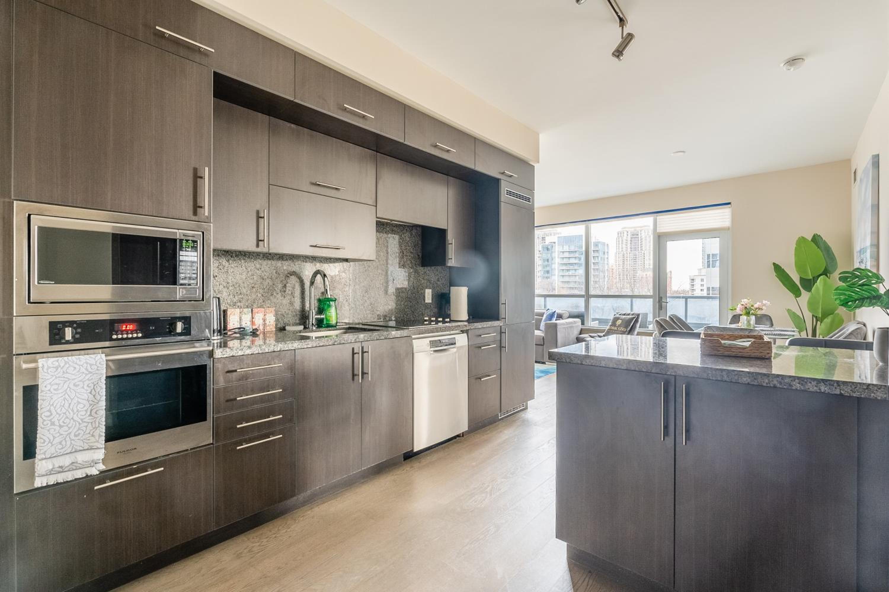 Stylish 2 BR & Den 2BA with Free Parking