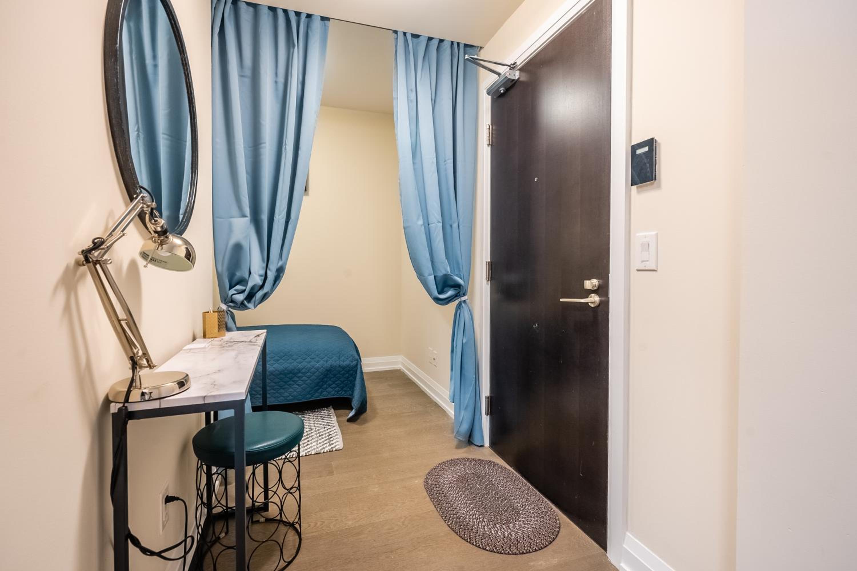 Stylish 2 BR & Den 2BA with Free Parking