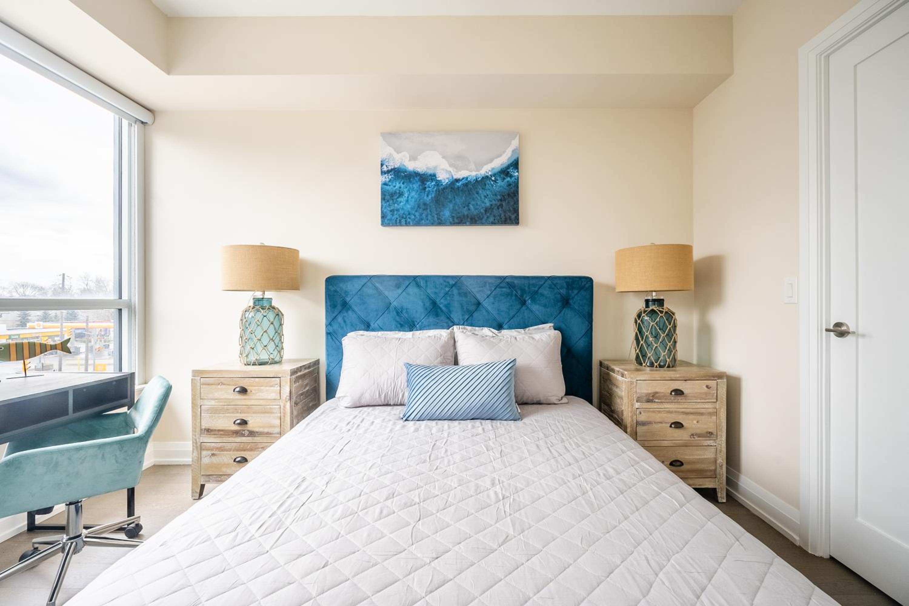 Stylish 2 BR & Den 2BA with Free Parking