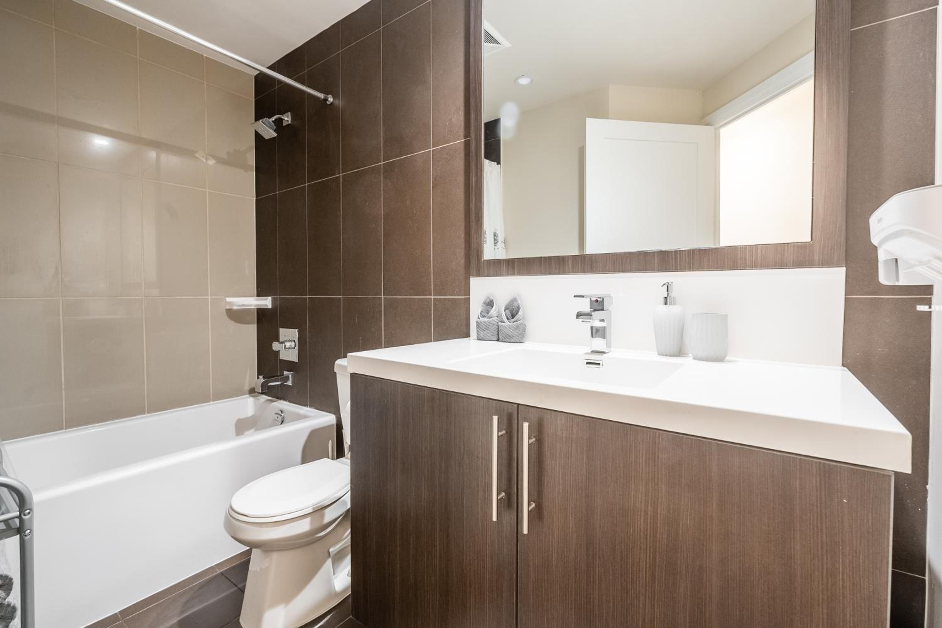 Stylish 2 BR & Den 2BA with Free Parking