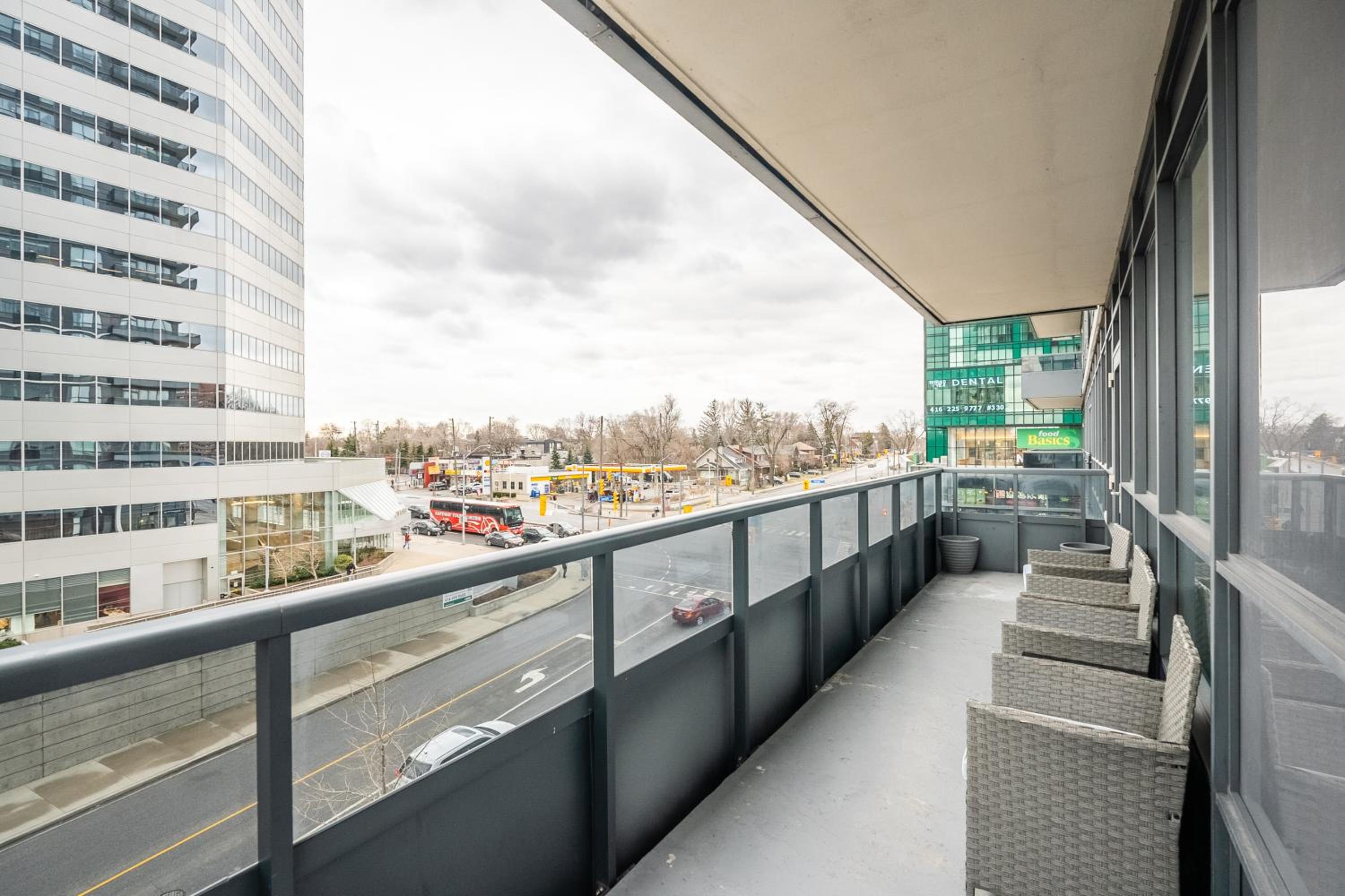Stylish 2 BR & Den 2BA with Free Parking