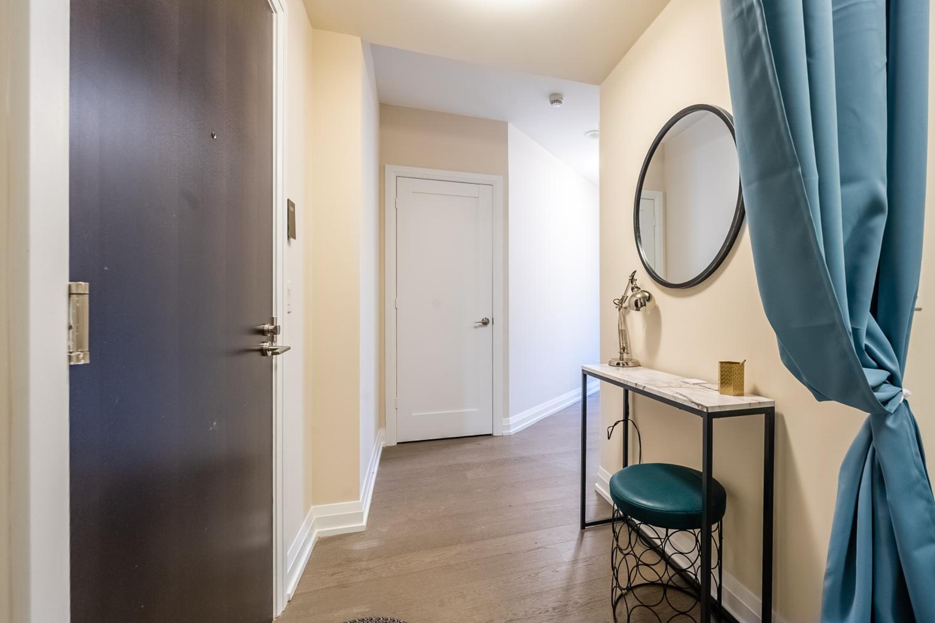 Stylish 2 BR & Den 2BA with Free Parking