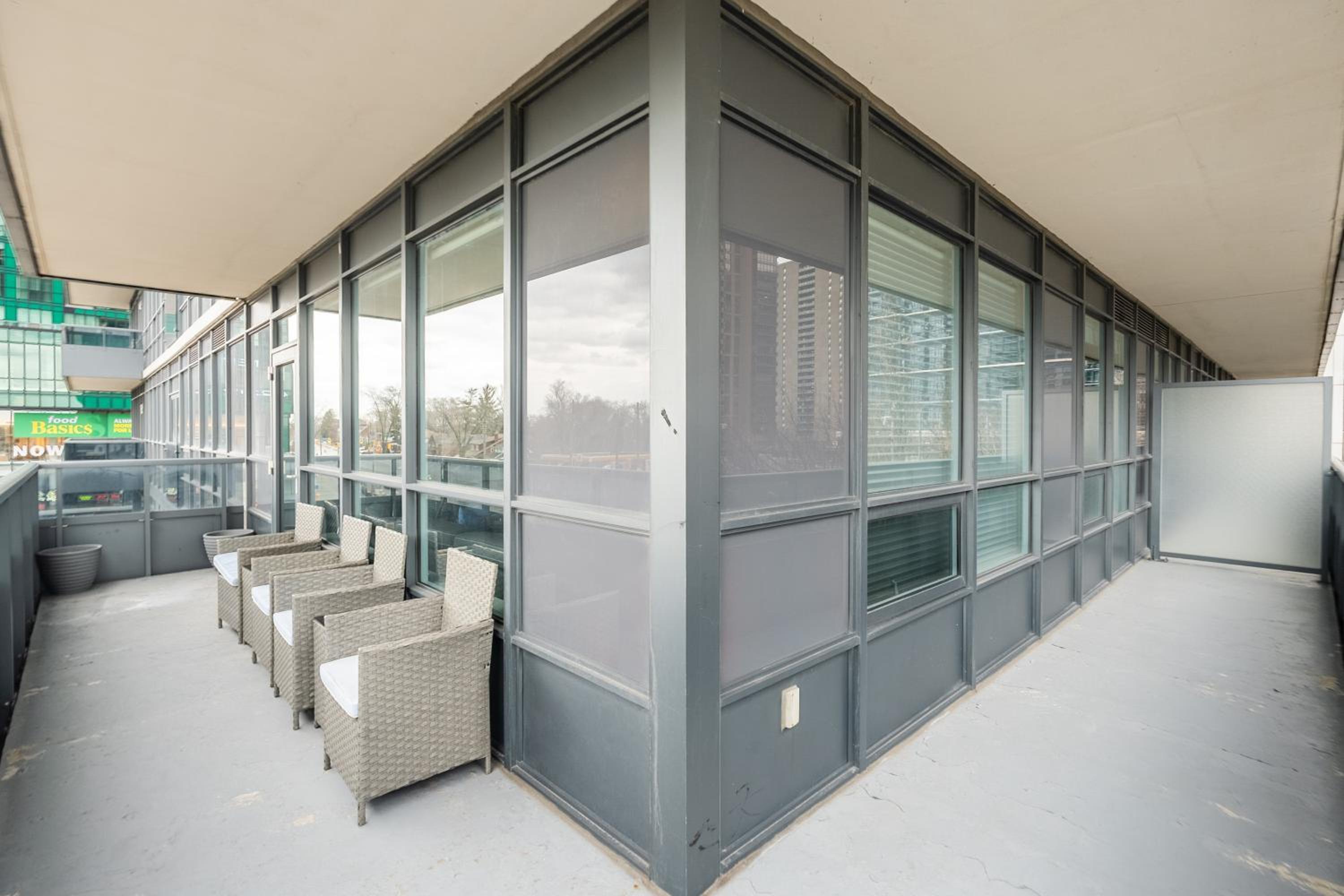 Stylish 2 BR & Den 2BA with Free Parking