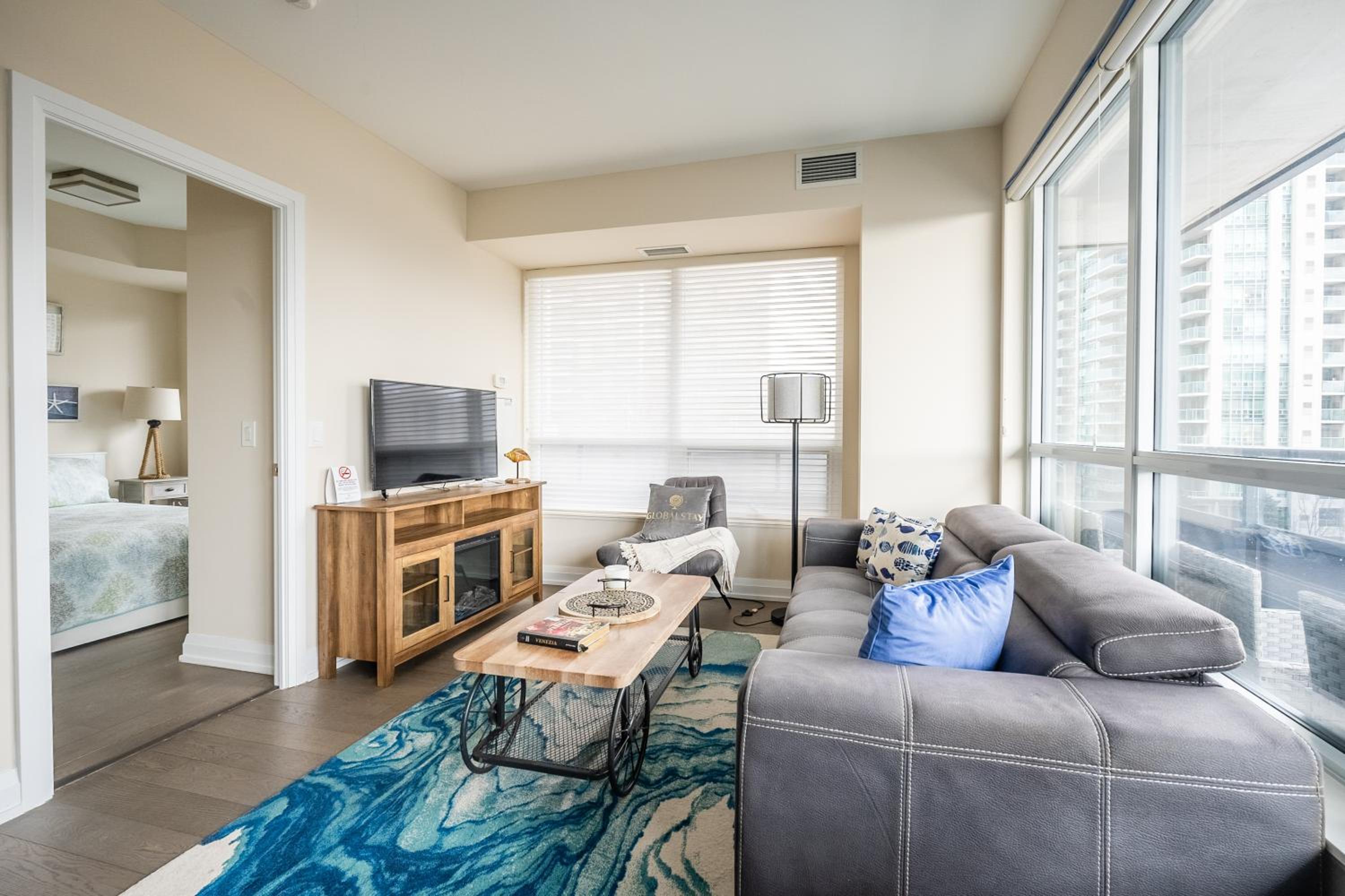 Stylish 2 BR & Den 2BA with Free Parking