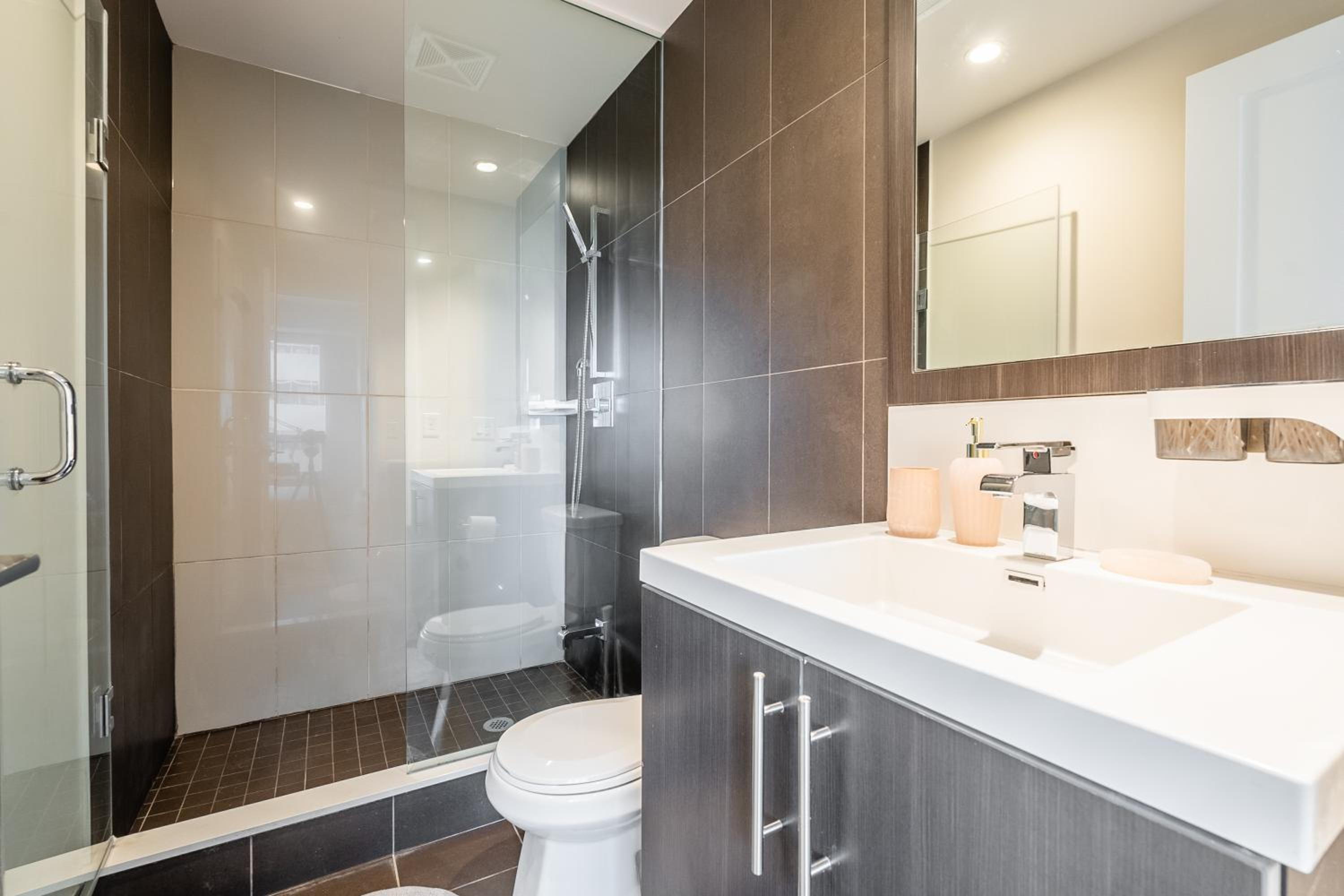Stylish 2 BR & Den 2BA with Free Parking