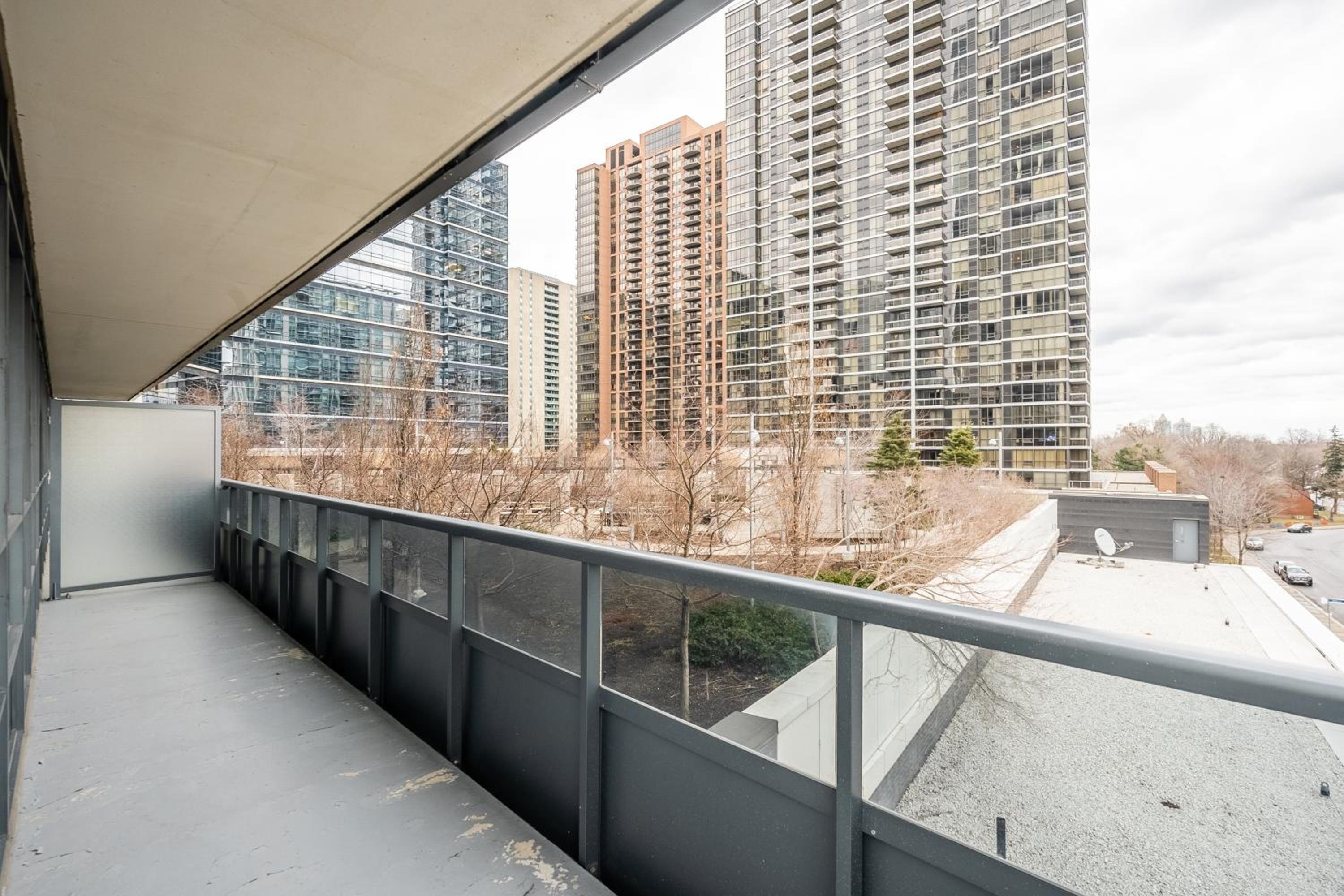 Stylish 2 BR & Den 2BA with Free Parking