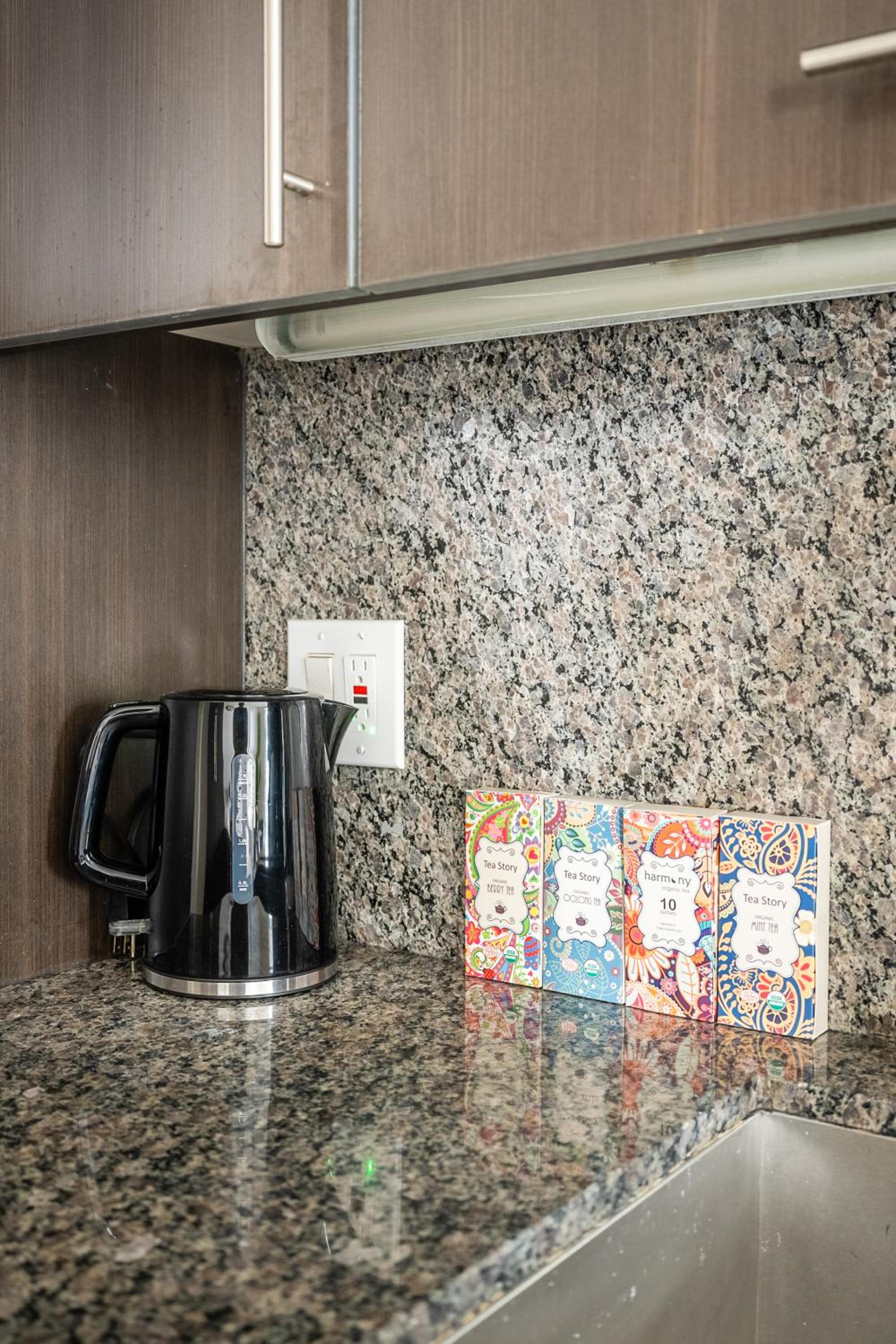 Stylish 2 BR & Den 2BA with Free Parking