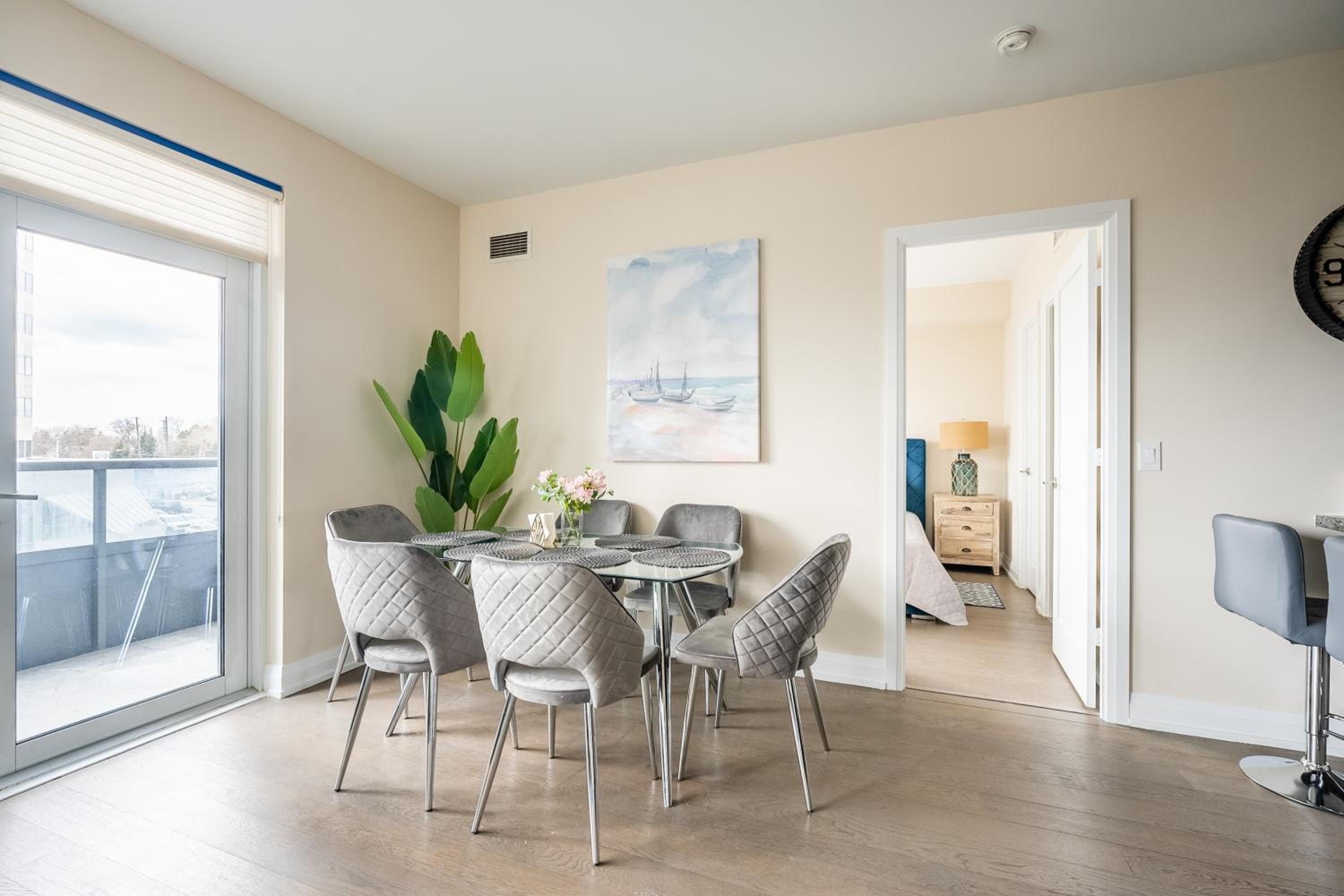 Stylish 2 BR & Den 2BA with Free Parking