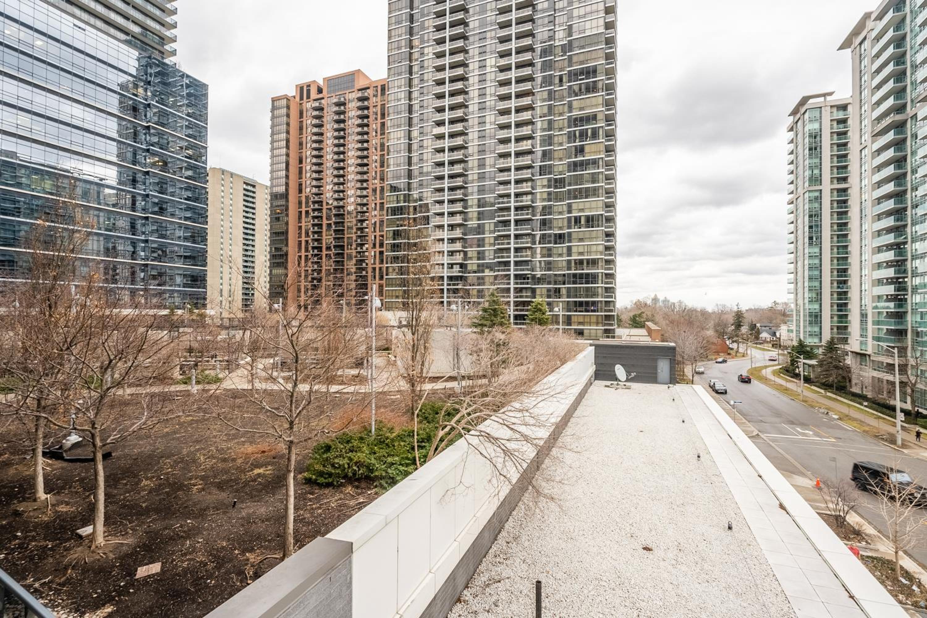 Stylish 2 BR & Den 2BA with Free Parking