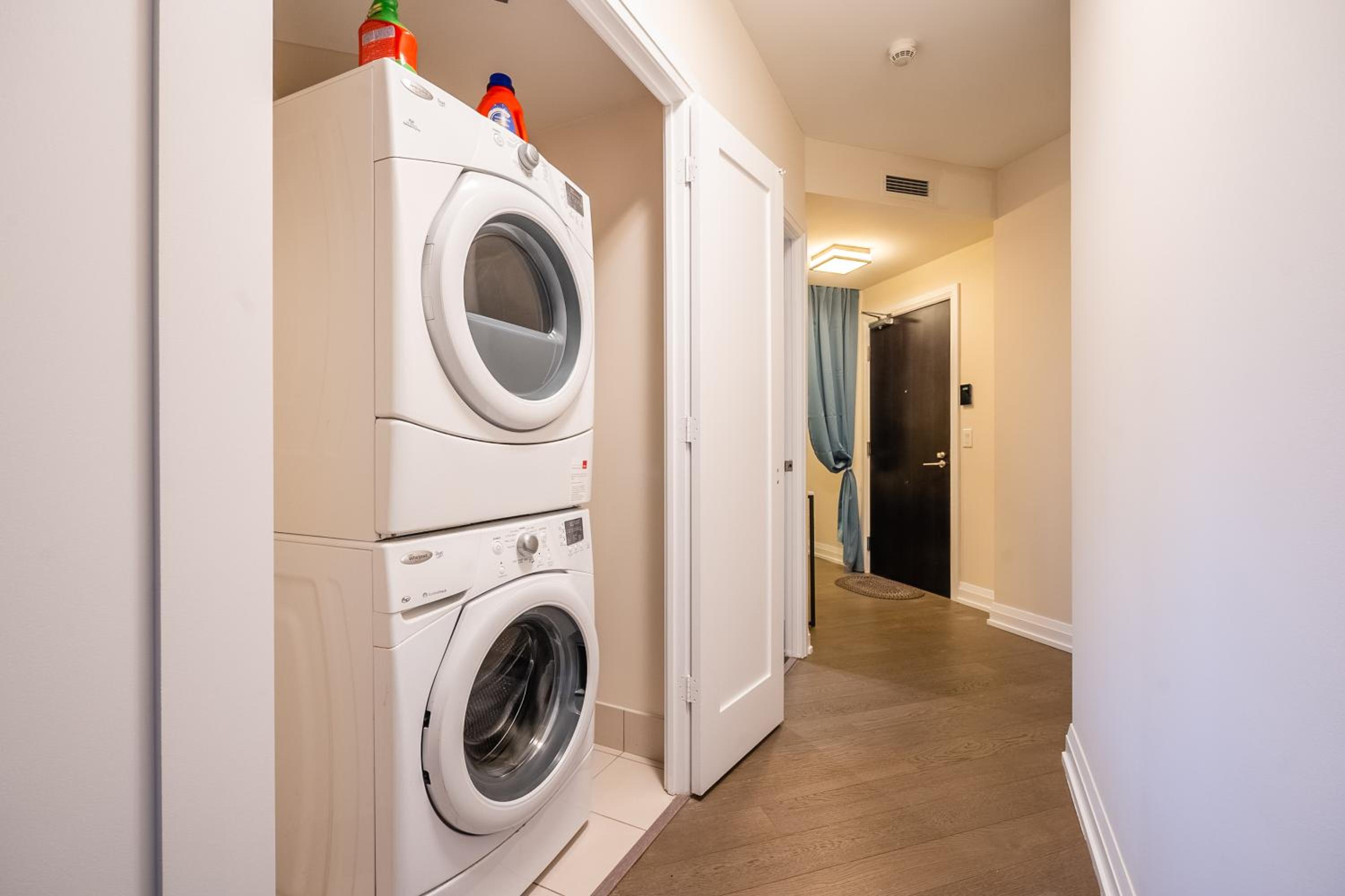 Stylish 2 BR & Den 2BA with Free Parking