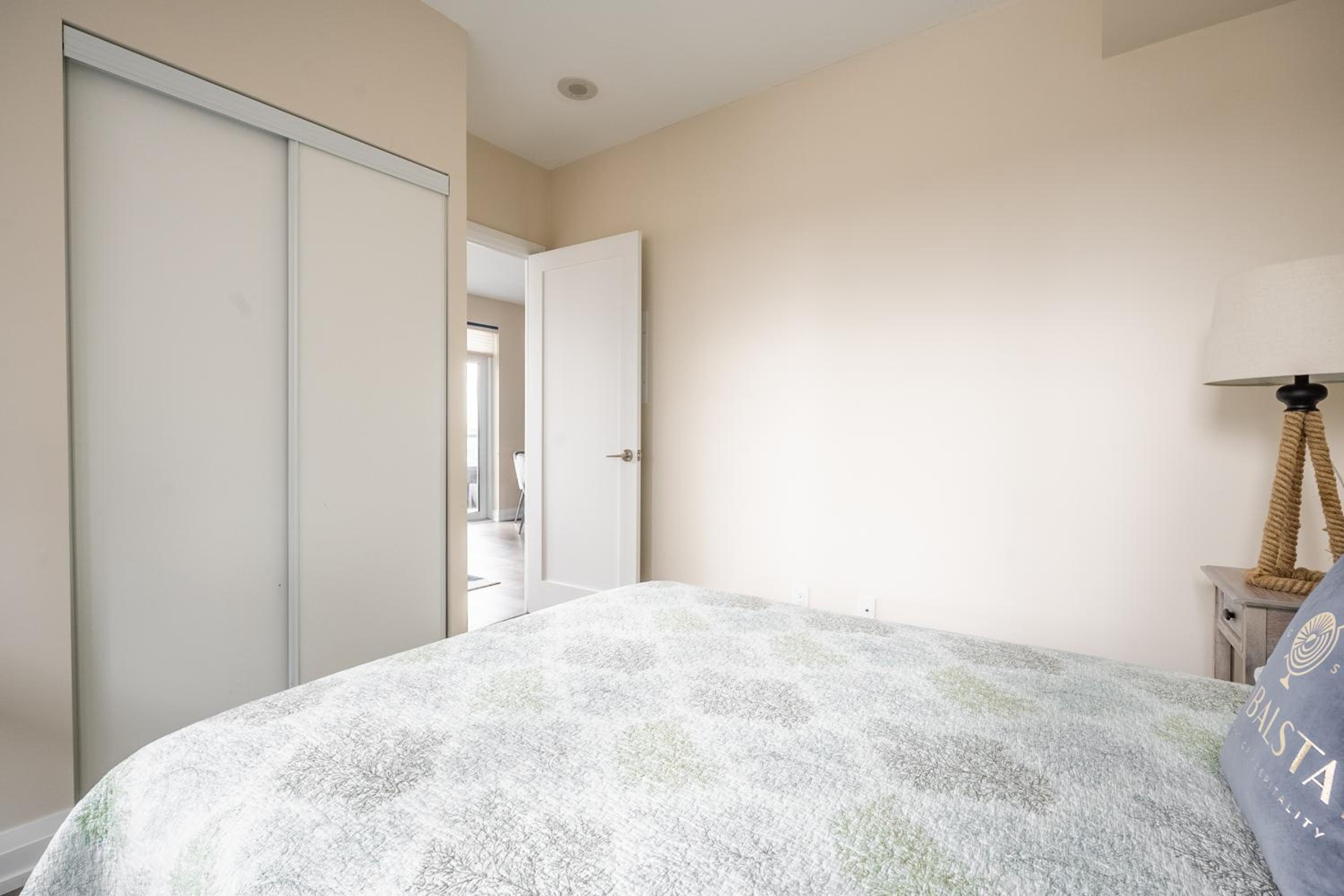 Stylish 2 BR & Den 2BA with Free Parking