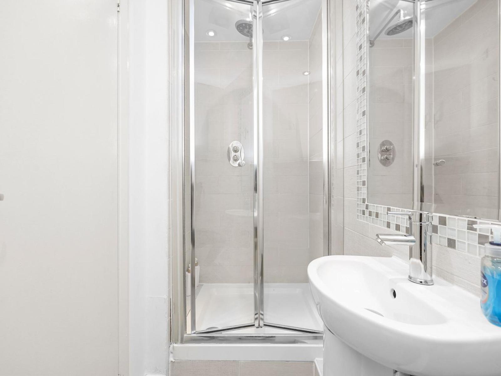 Pass the Keys Calm Brick Lane Area Stay, 2BR Home