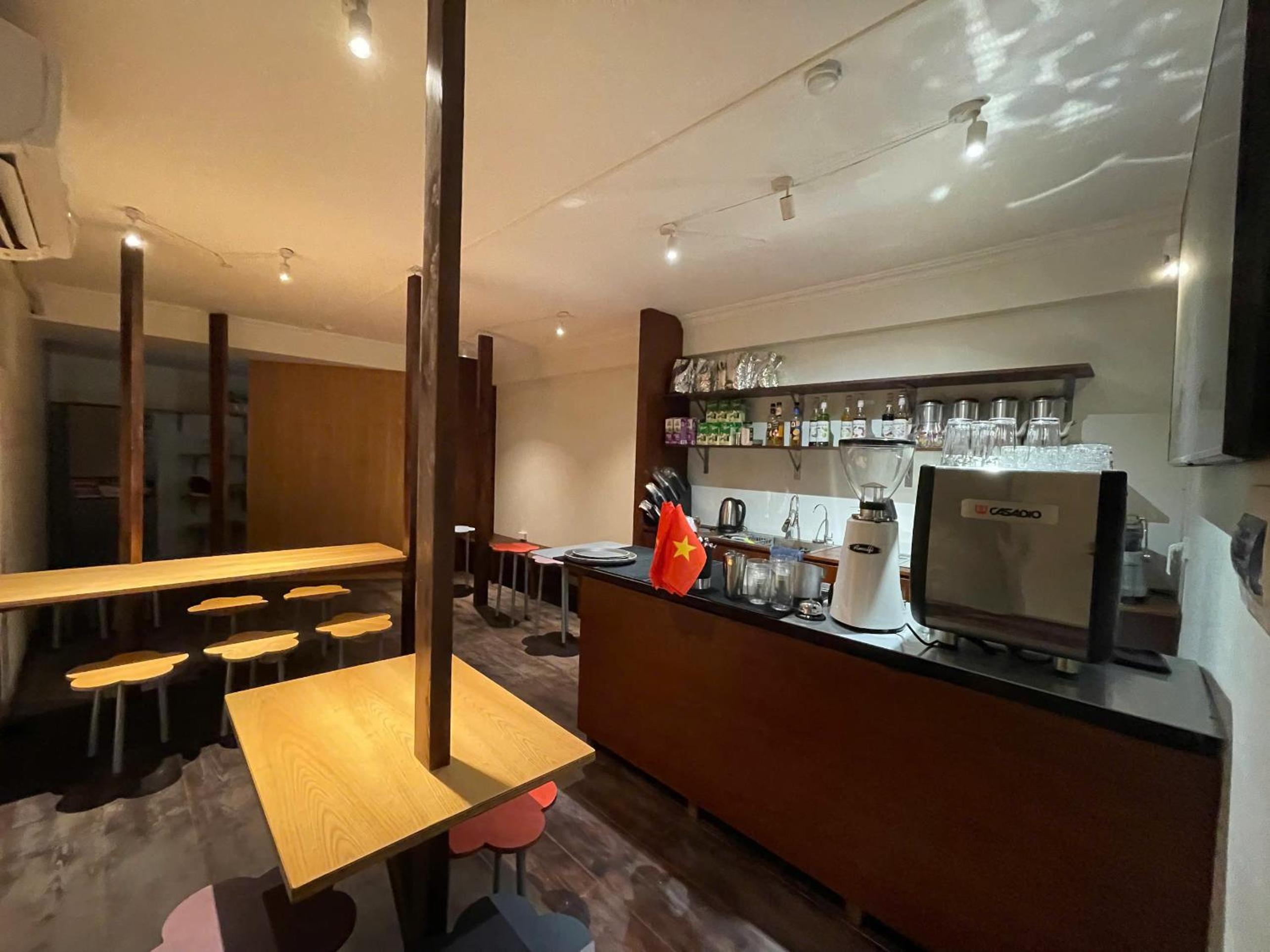 Hanique Cafe and Stay