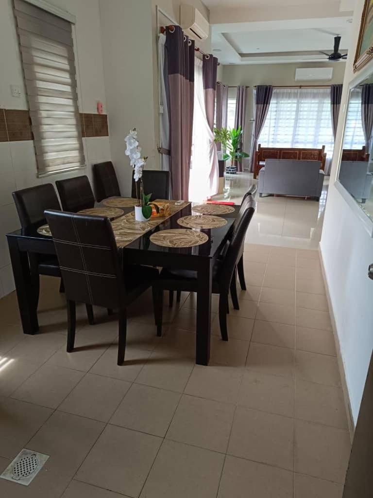 Ateh's Homestay KLIA