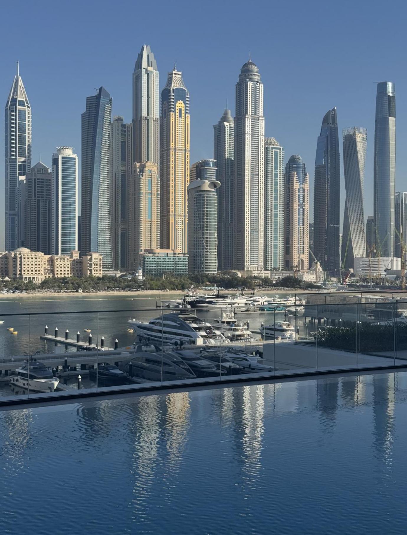 KeyRock - Dubai Marina Stay with Pool & Gym