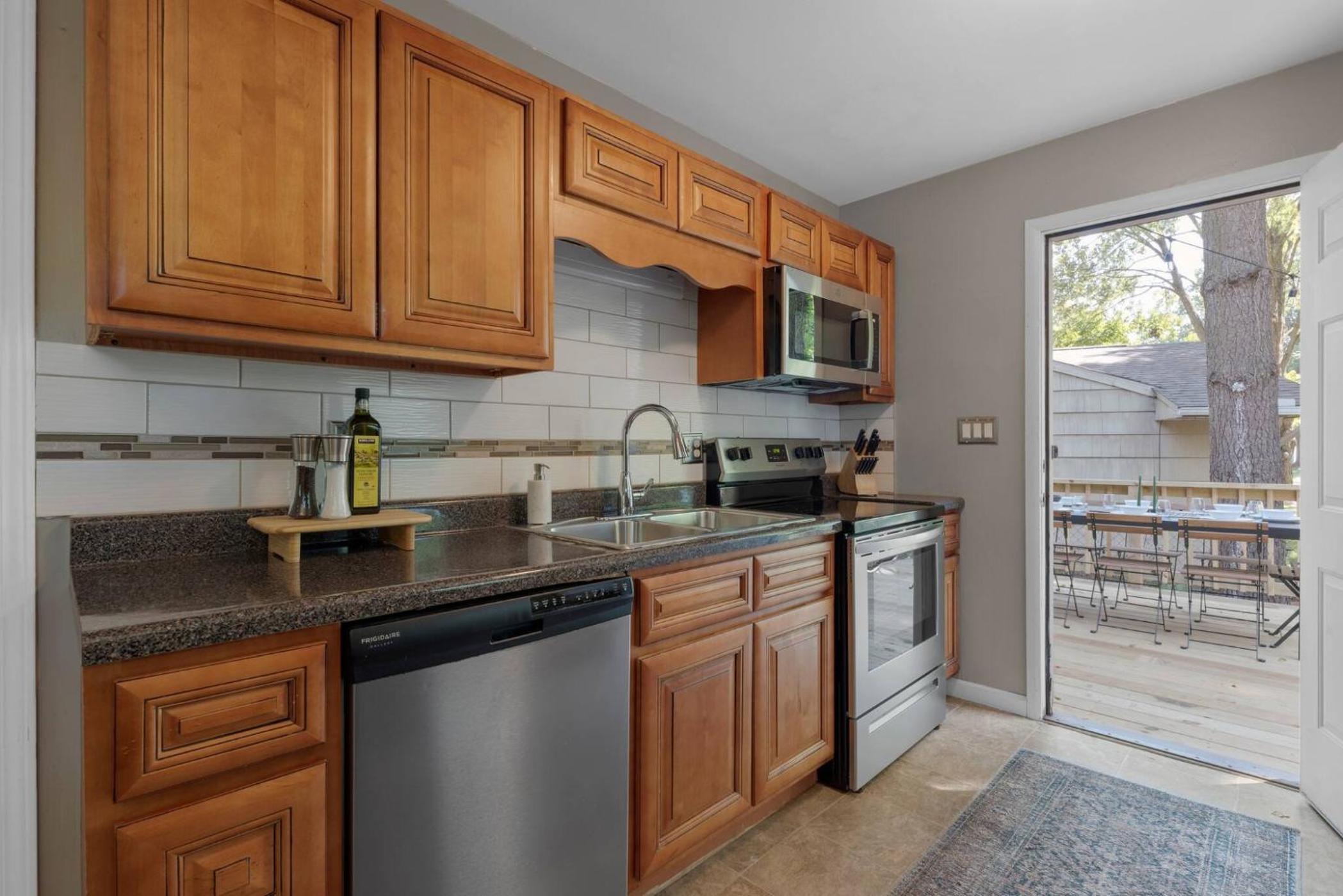 Spacious 5BR Firepit with Deck Near OSU and More