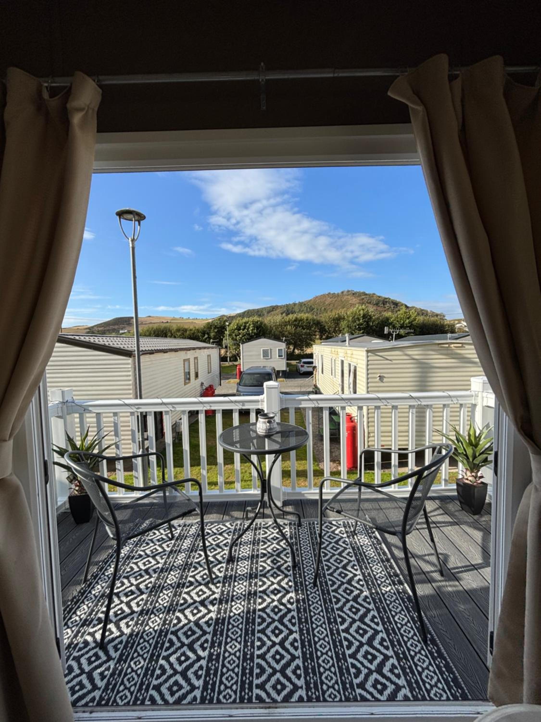 Welsh Bayview Retreat 2-Bed Caravan & 2-Bed Chalet at Clarach Bay Holiday Village