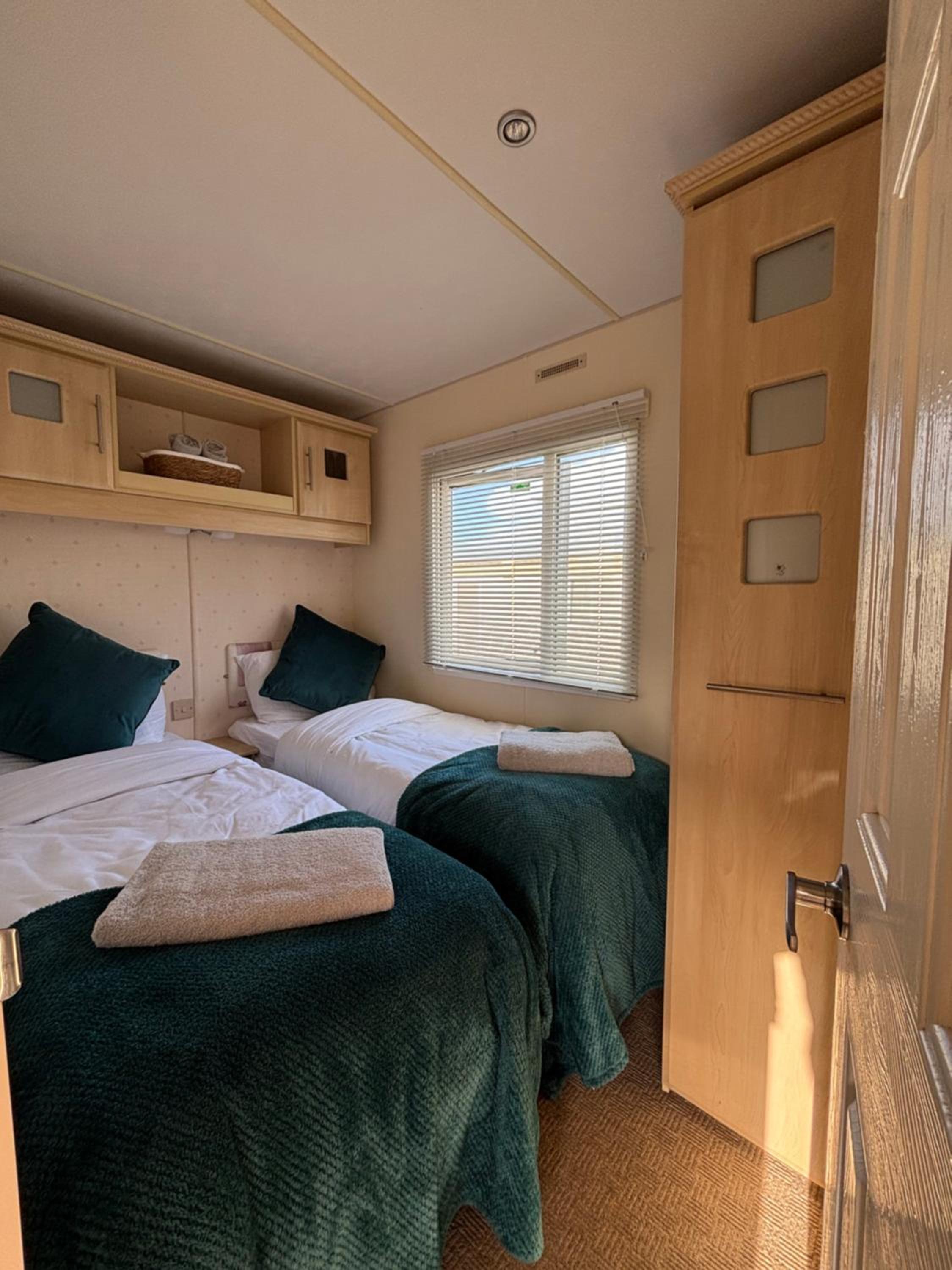 Welsh Bayview Retreat 2-Bed Caravan & 2-Bed Chalet at Clarach Bay Holiday Village