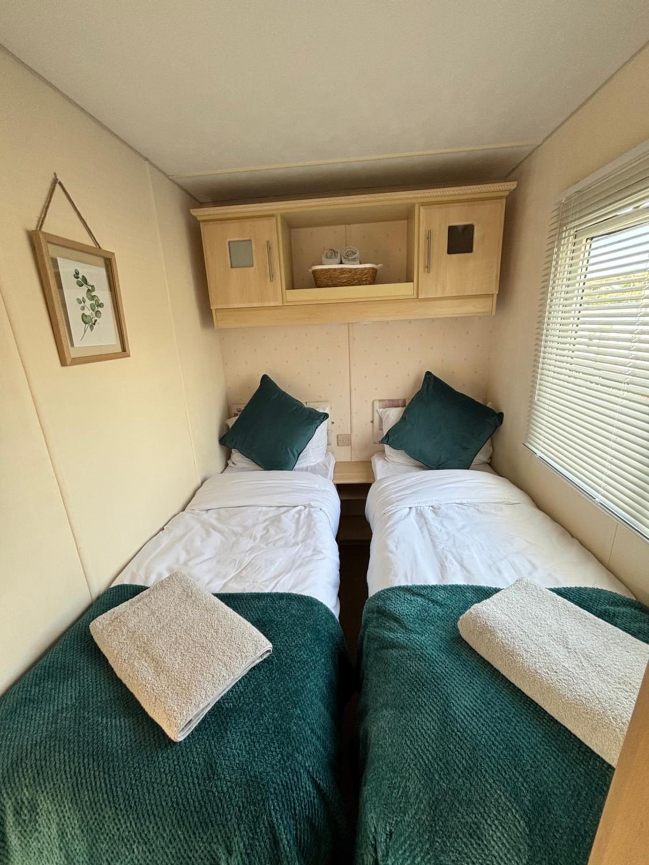 Welsh Bayview Retreat 2-Bed Caravan & 2-Bed Chalet at Clarach Bay Holiday Village