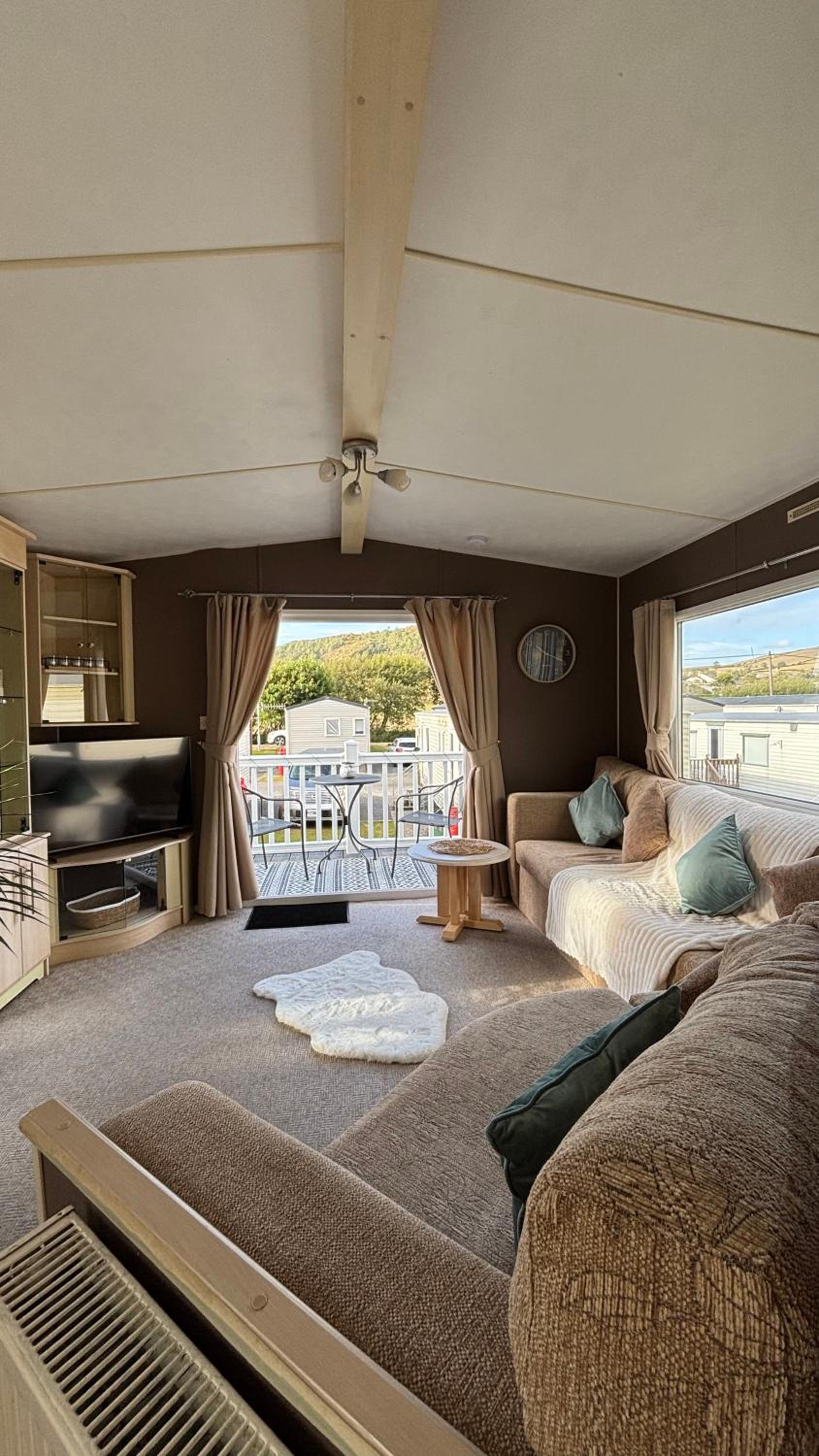 Welsh Bayview Retreat 2-Bed Caravan & 2-Bed Chalet at Clarach Bay Holiday Village