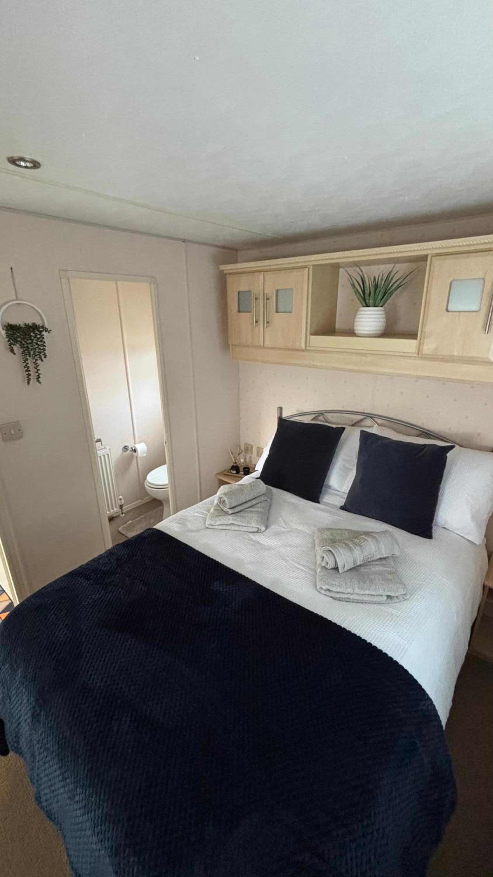 Welsh Bayview Retreat 2-Bed Caravan & 2-Bed Chalet at Clarach Bay Holiday Village