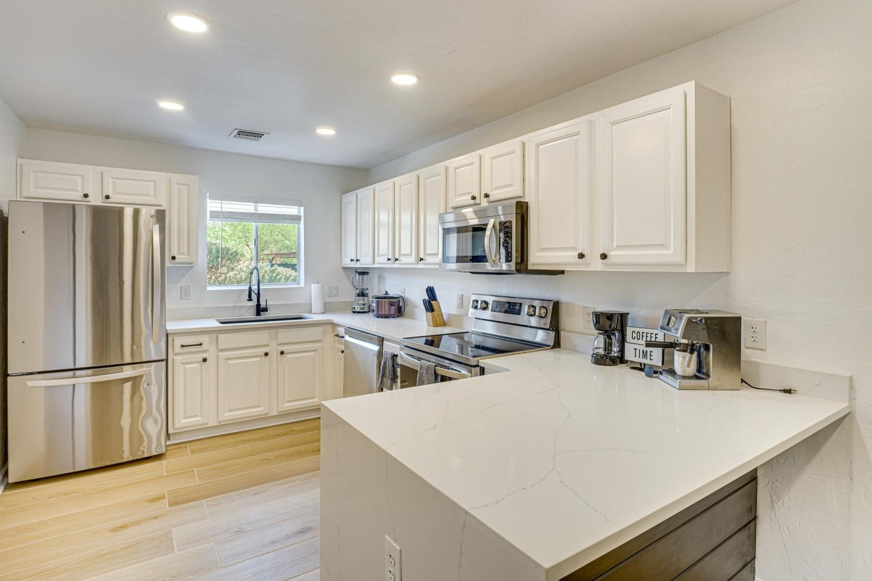 Pool and Hot Tub Access! Catalina Foothills Condo