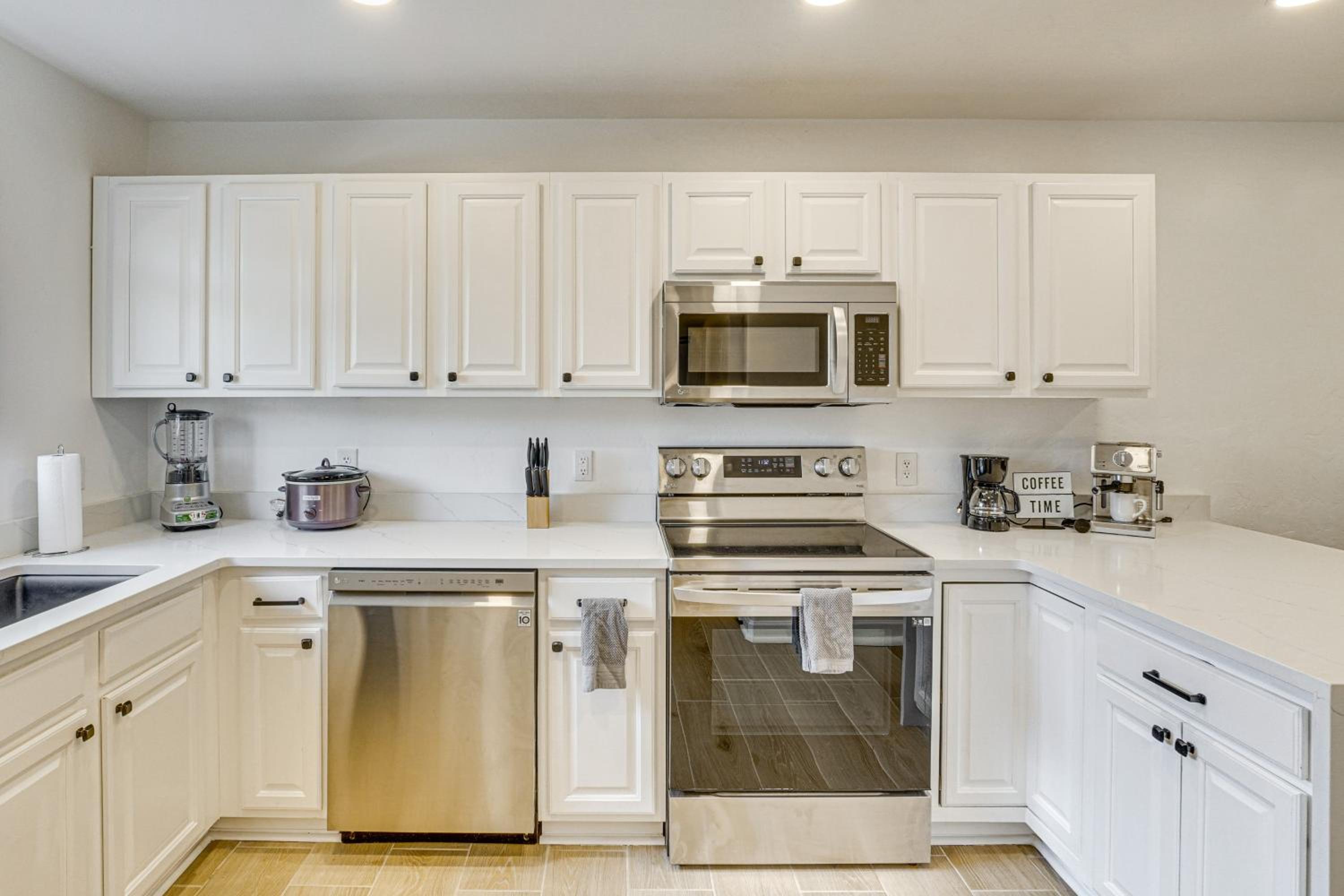 Pool and Hot Tub Access! Catalina Foothills Condo
