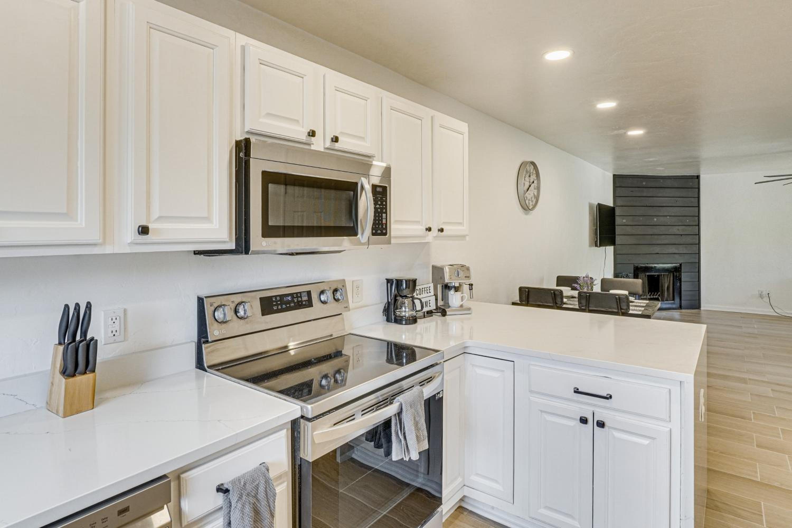 Pool and Hot Tub Access! Catalina Foothills Condo