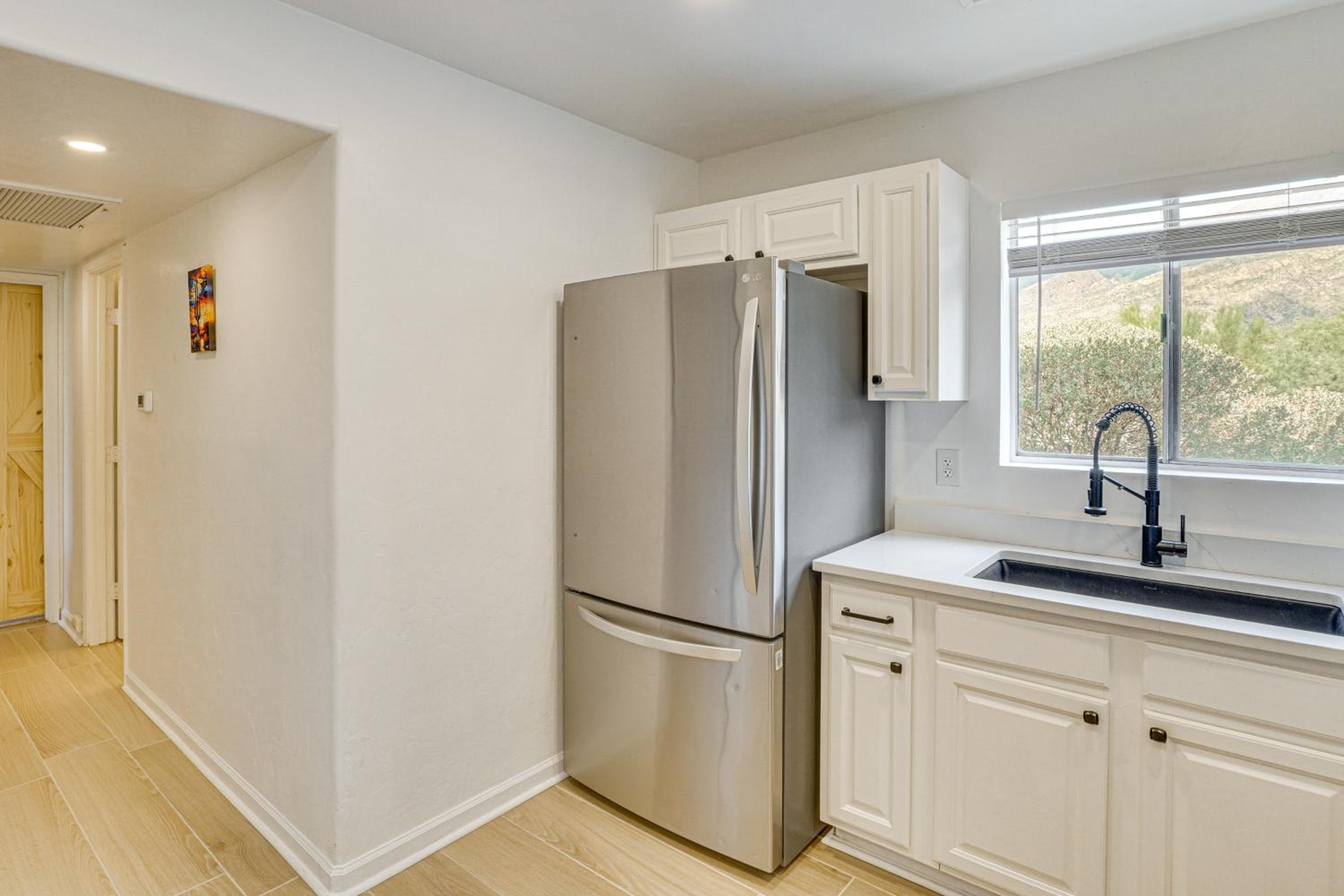 Pool and Hot Tub Access! Catalina Foothills Condo