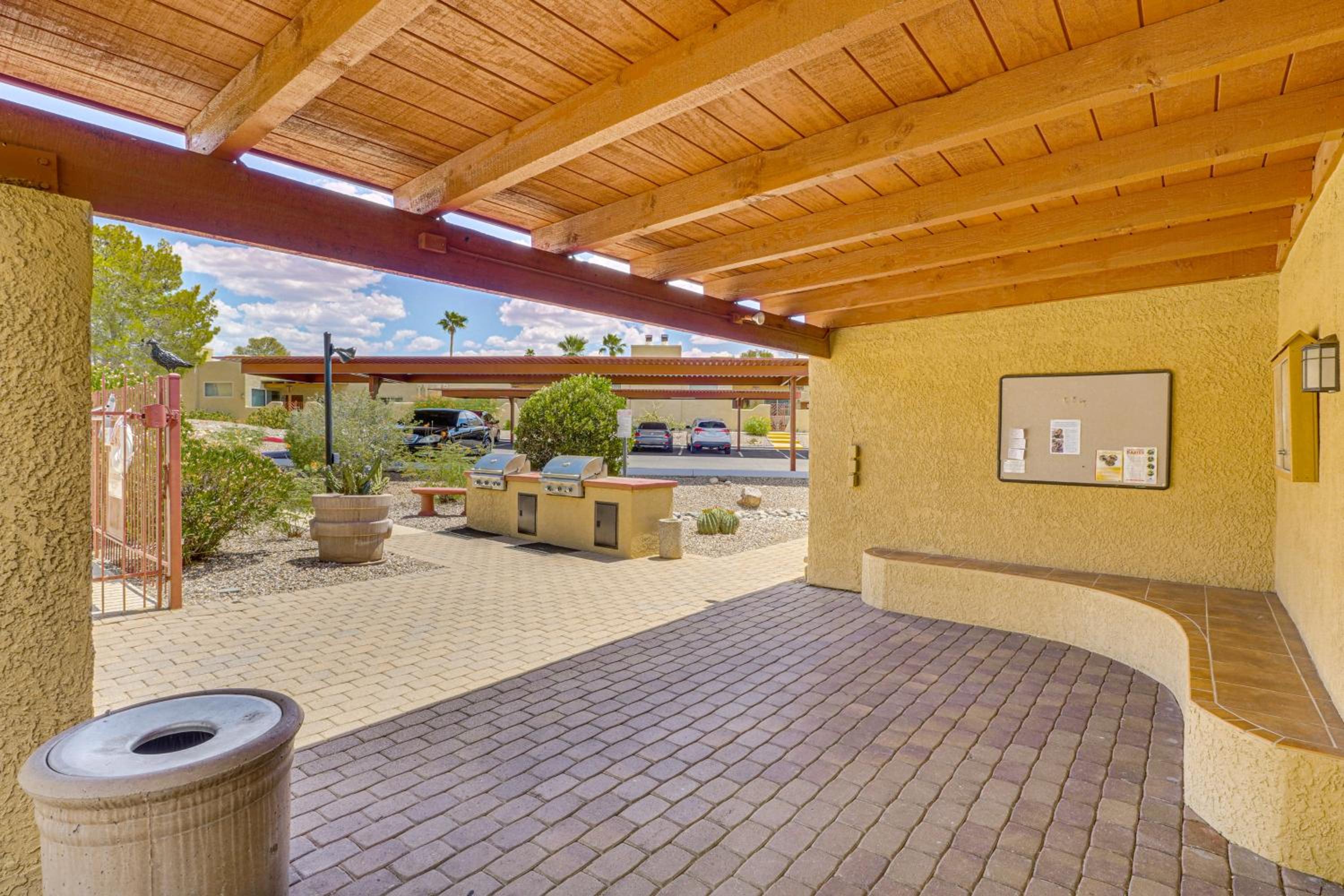 Pool and Hot Tub Access! Catalina Foothills Condo