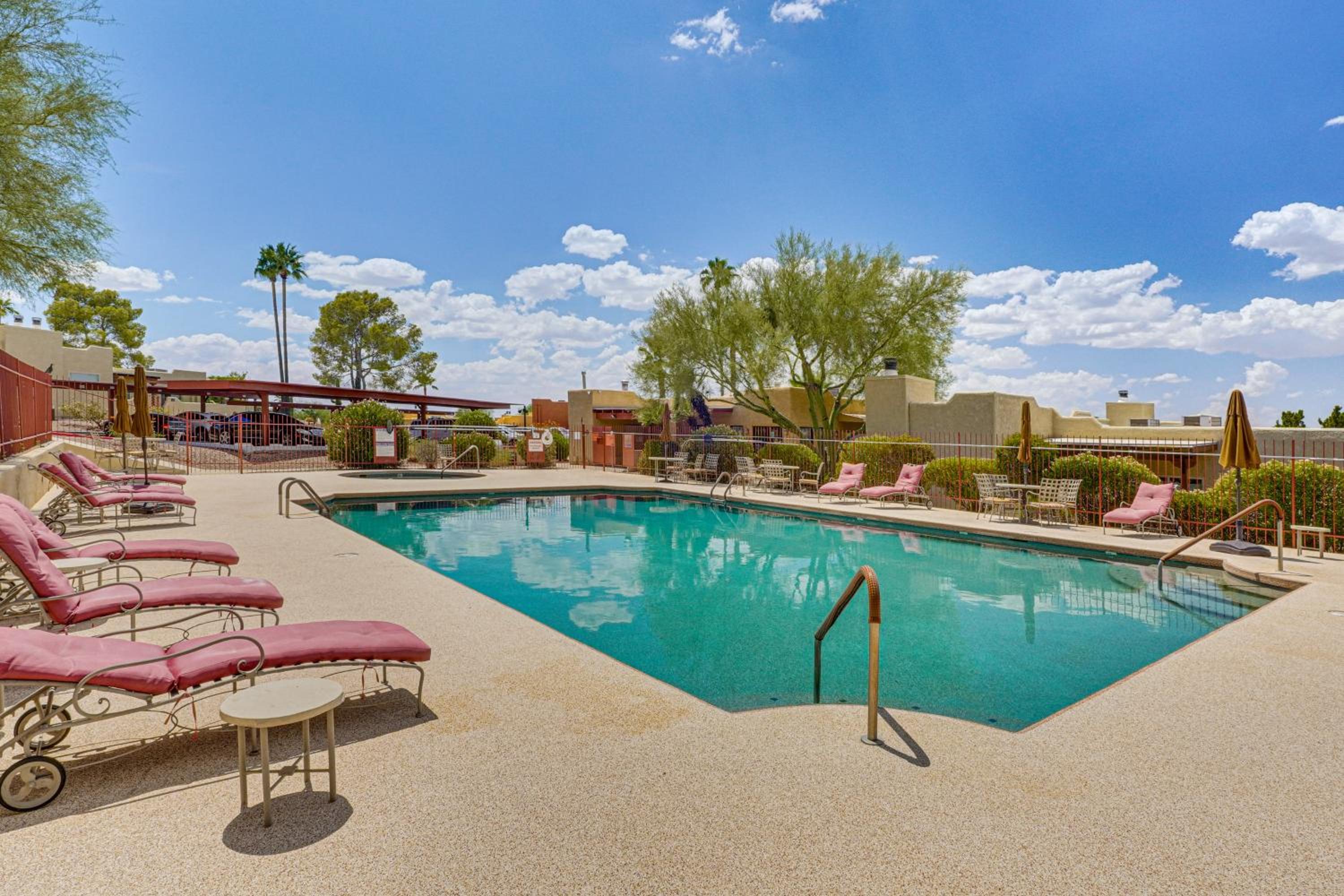 Pool and Hot Tub Access! Catalina Foothills Condo