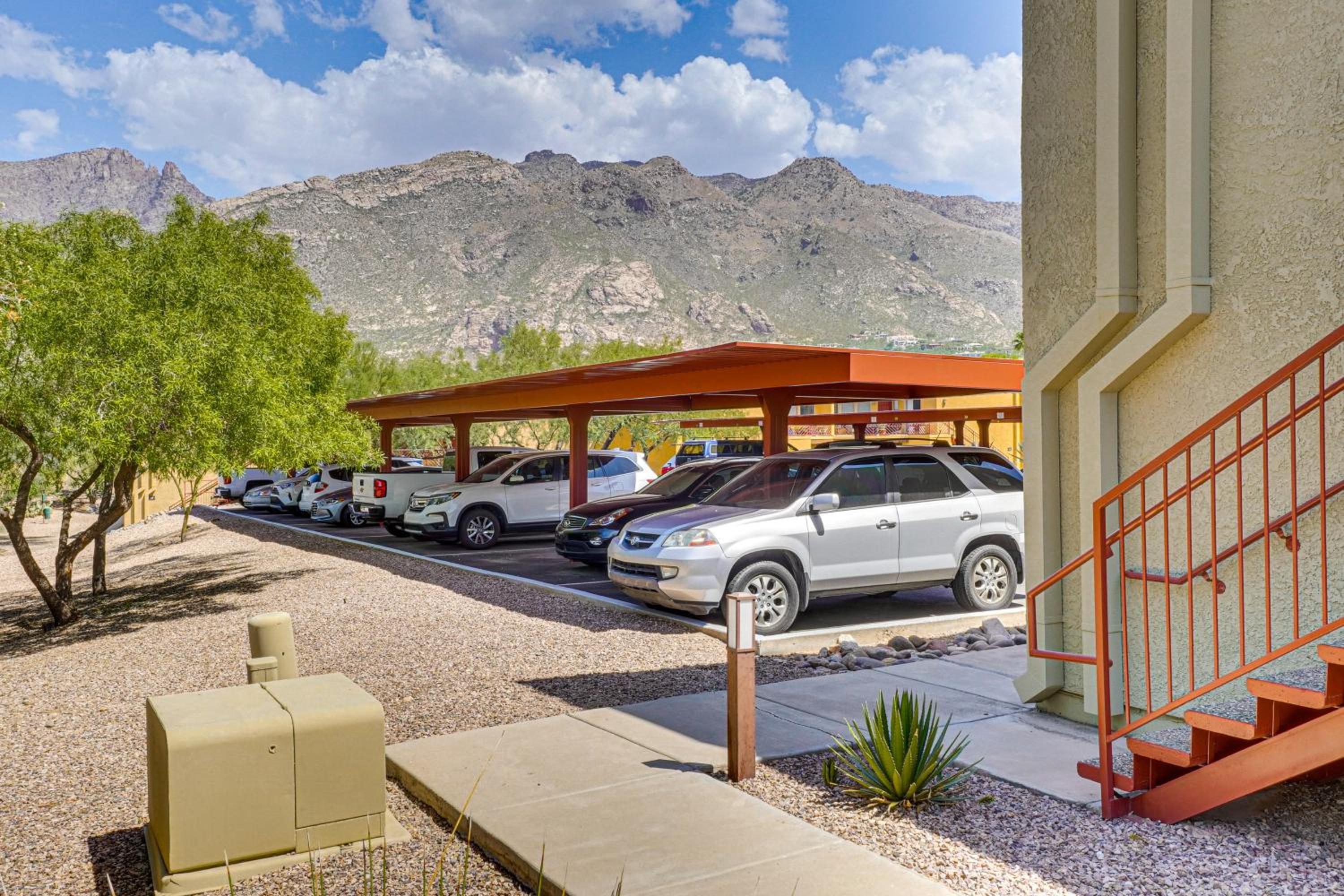 Pool and Hot Tub Access! Catalina Foothills Condo