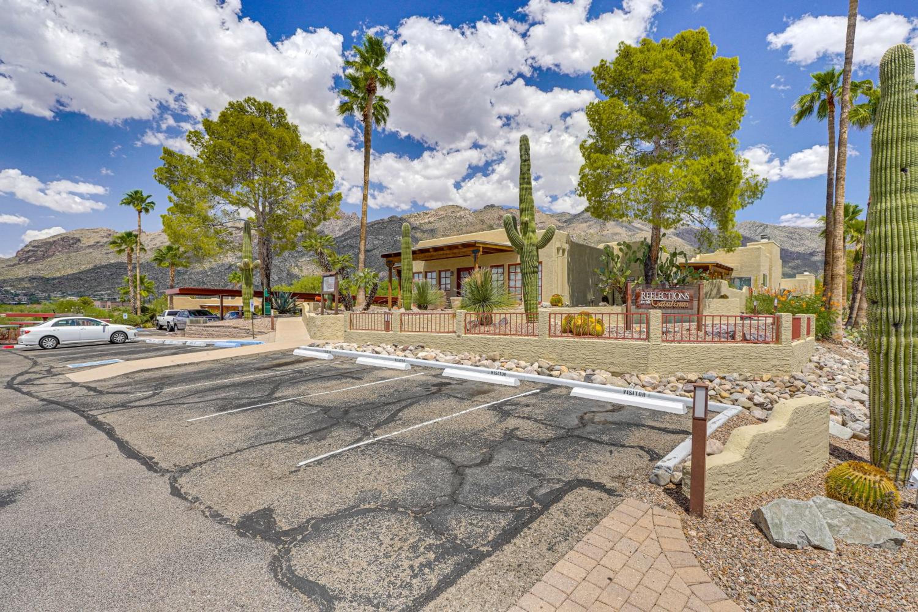 Pool and Hot Tub Access! Catalina Foothills Condo