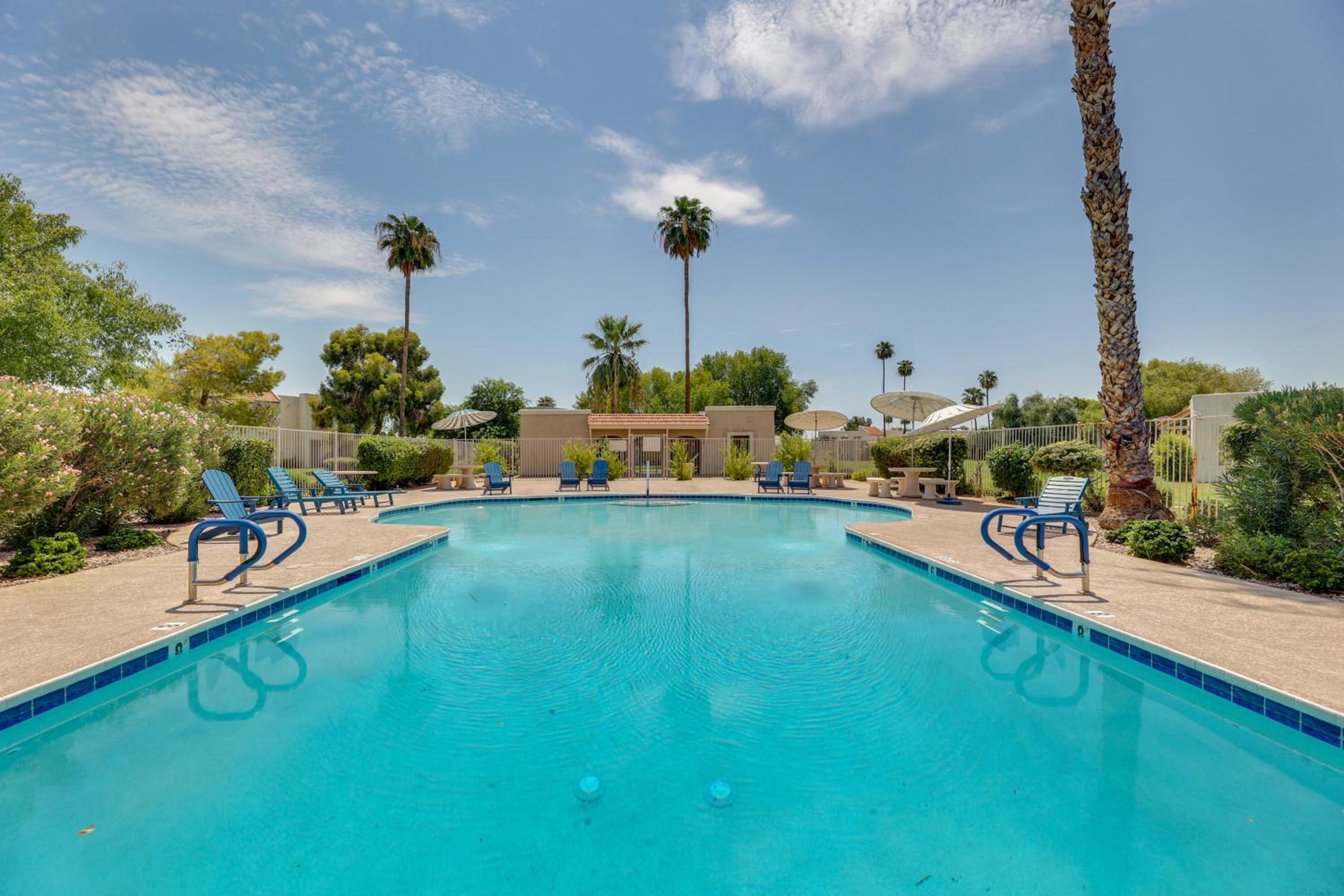 2 Mi to Old Town and Fashion Sq Townhome with Pools