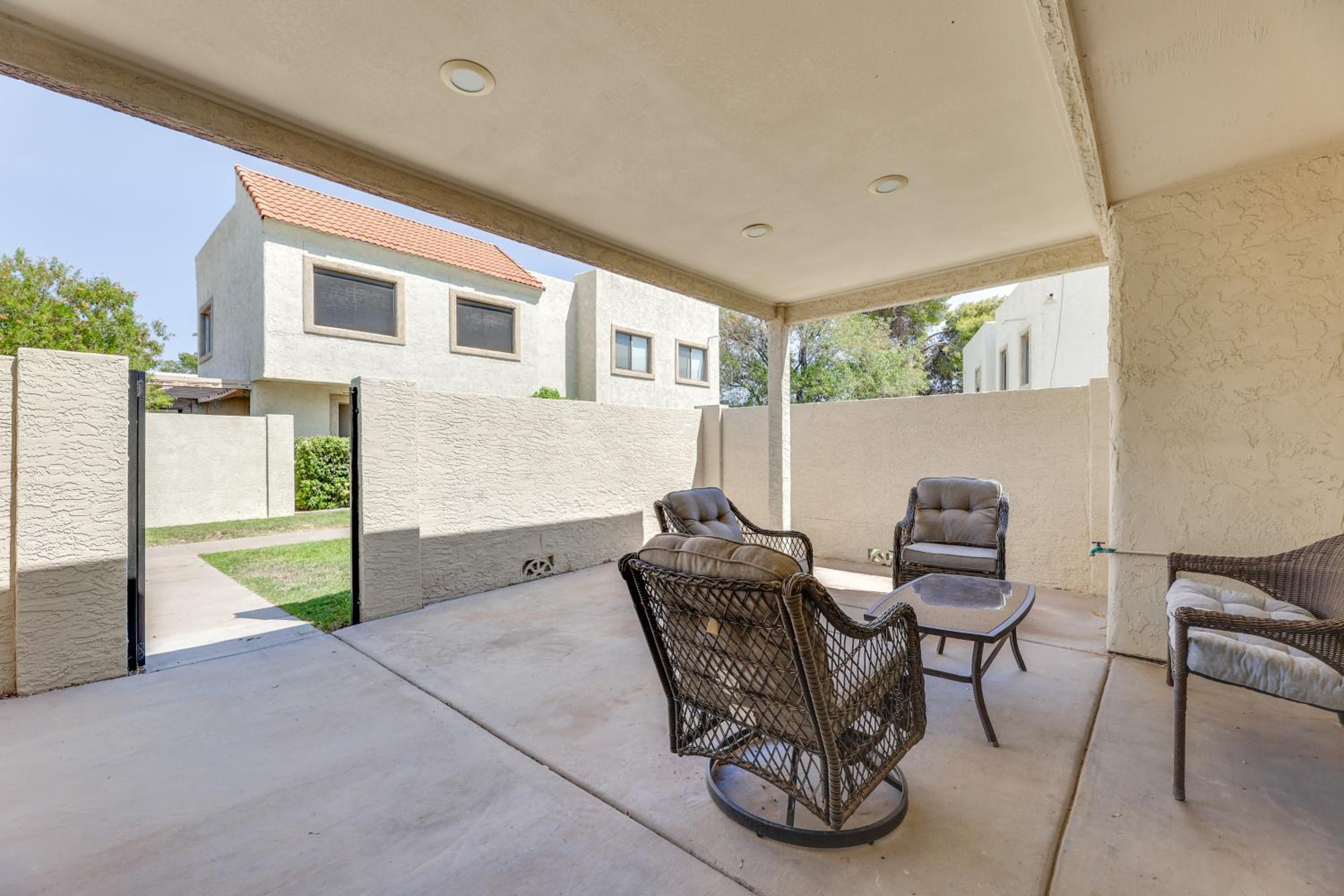 2 Mi to Old Town and Fashion Sq Townhome with Pools