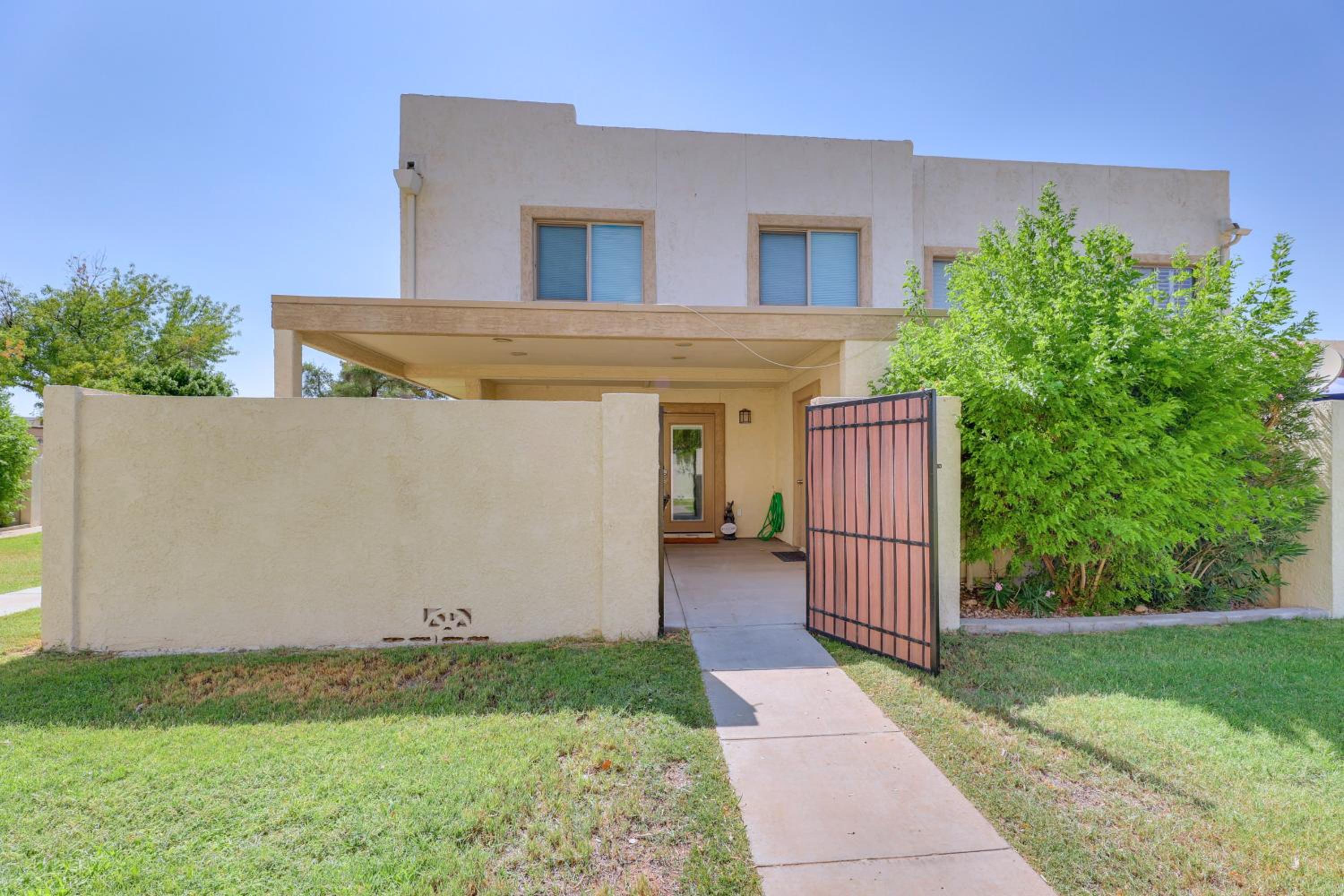 2 Mi to Old Town and Fashion Sq Townhome with Pools