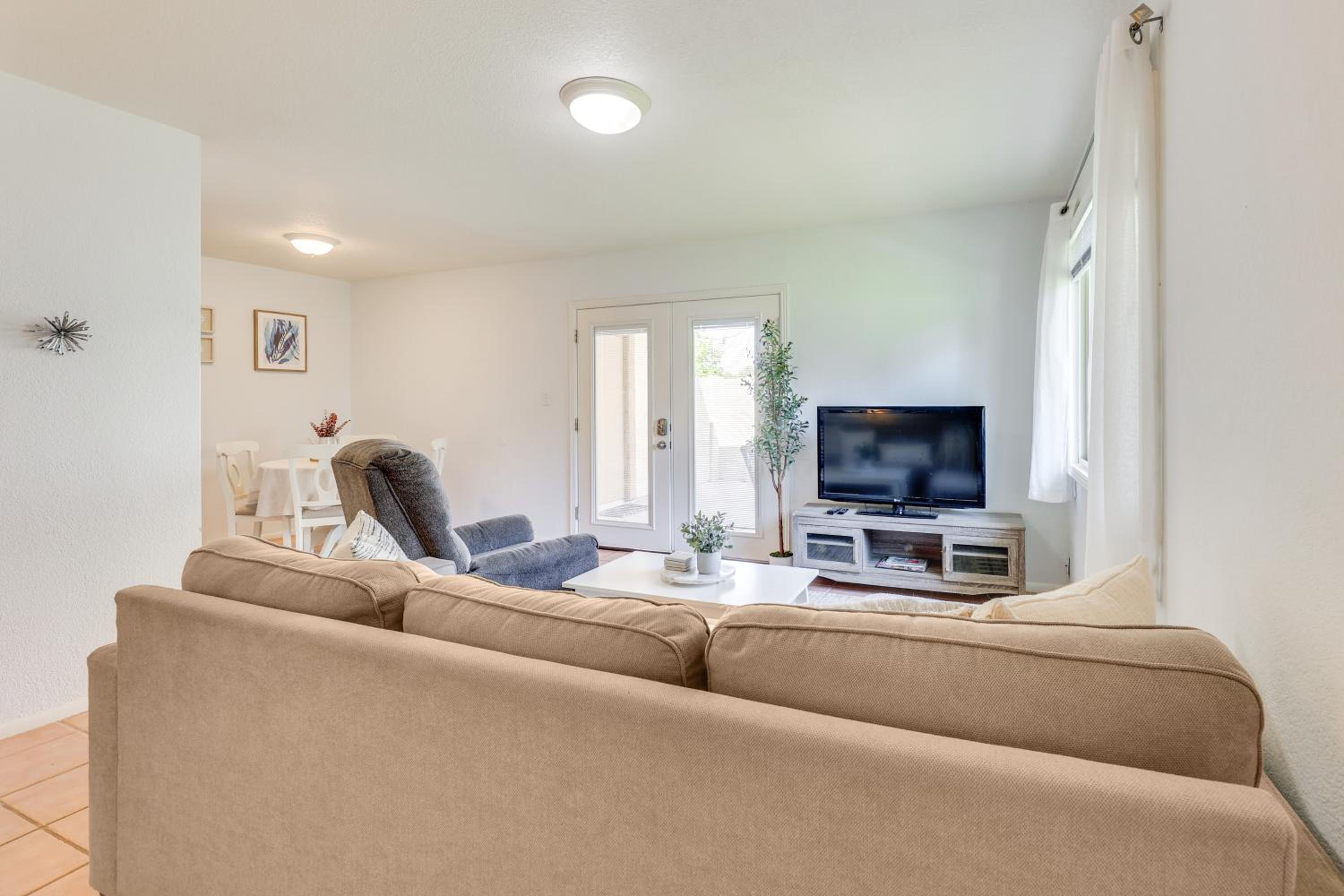 2 Mi to Old Town and Fashion Sq Townhome with Pools