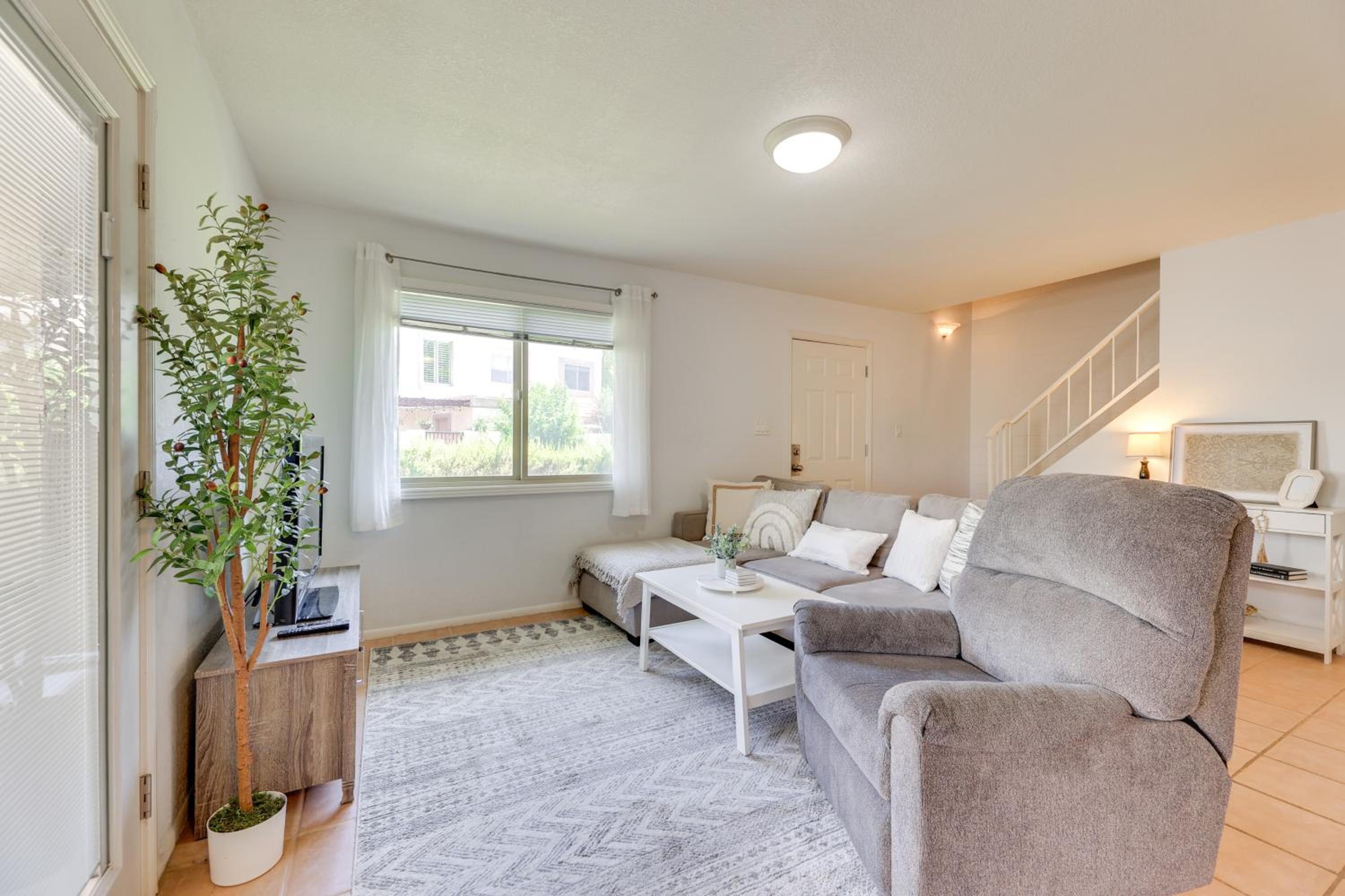 2 Mi to Old Town and Fashion Sq Townhome with Pools