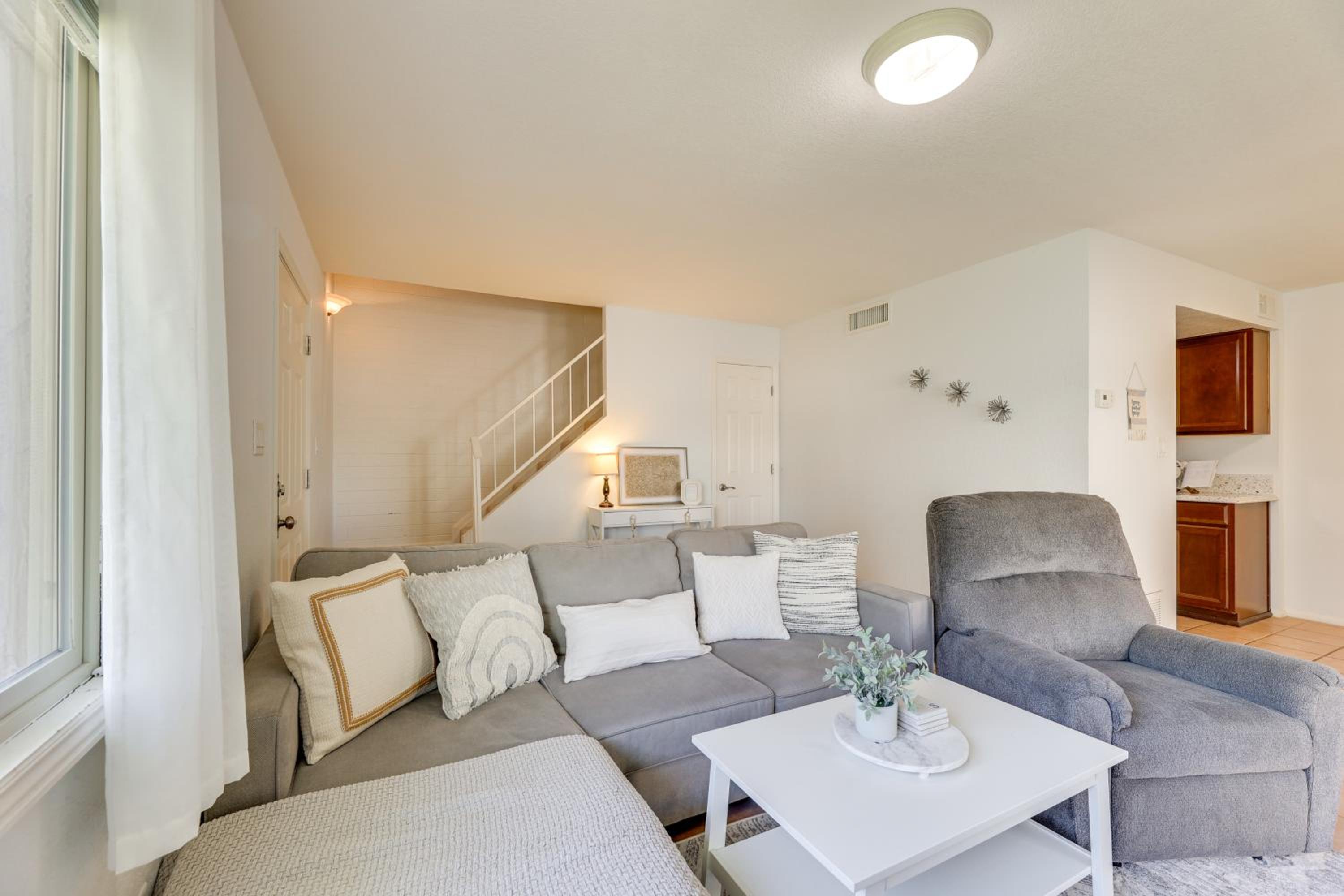2 Mi to Old Town and Fashion Sq Townhome with Pools