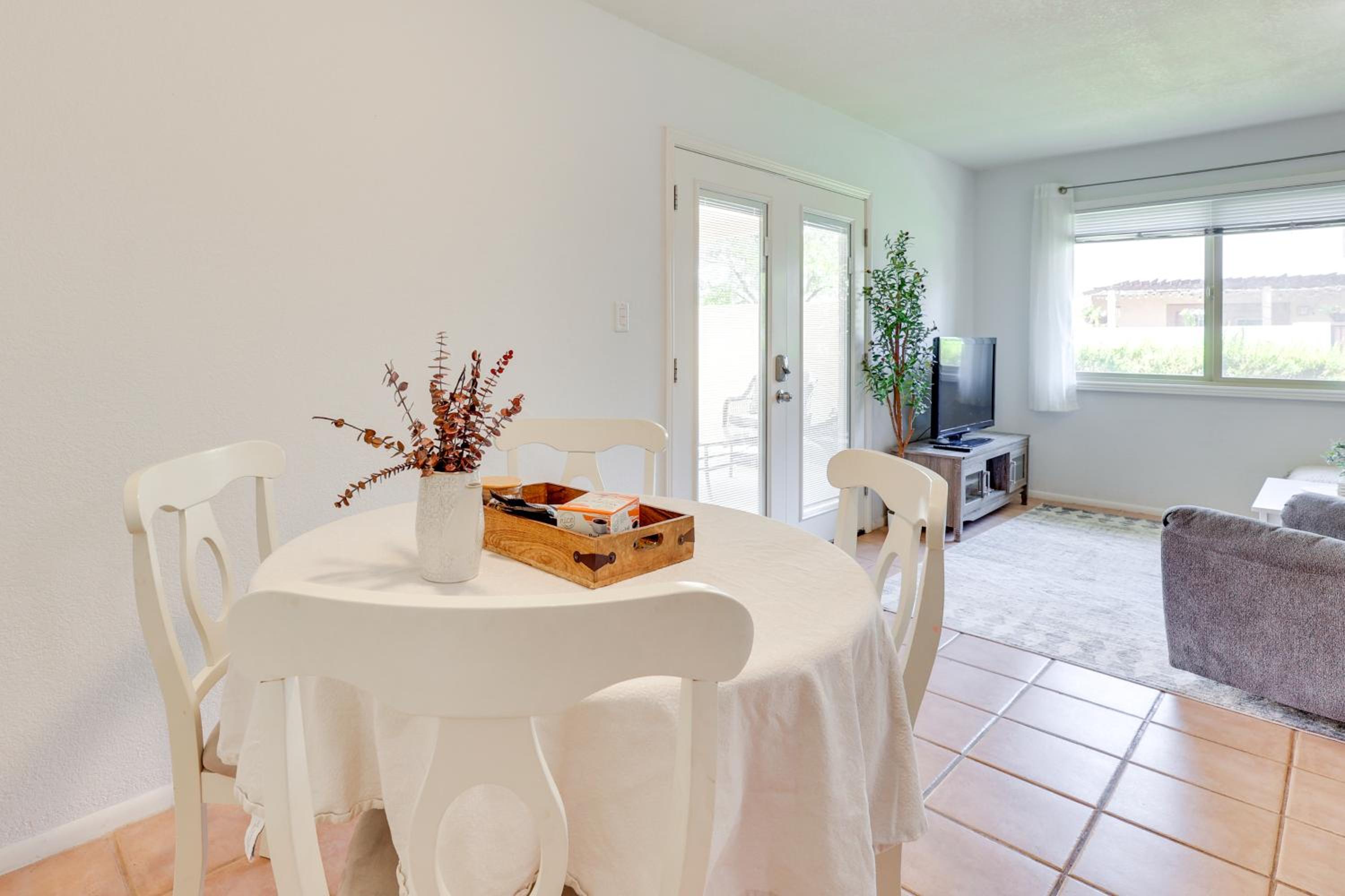 2 Mi to Old Town and Fashion Sq Townhome with Pools