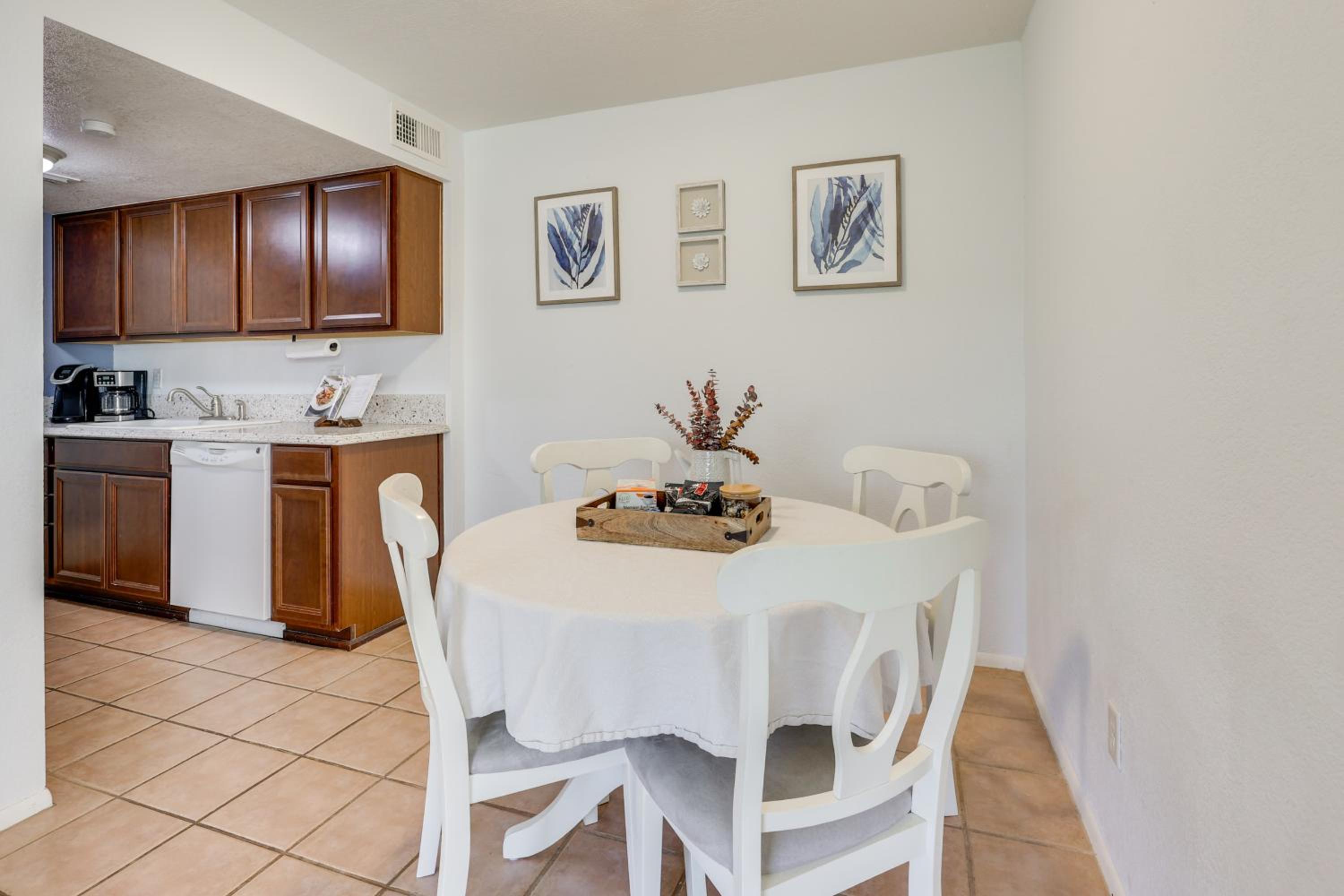 2 Mi to Old Town and Fashion Sq Townhome with Pools