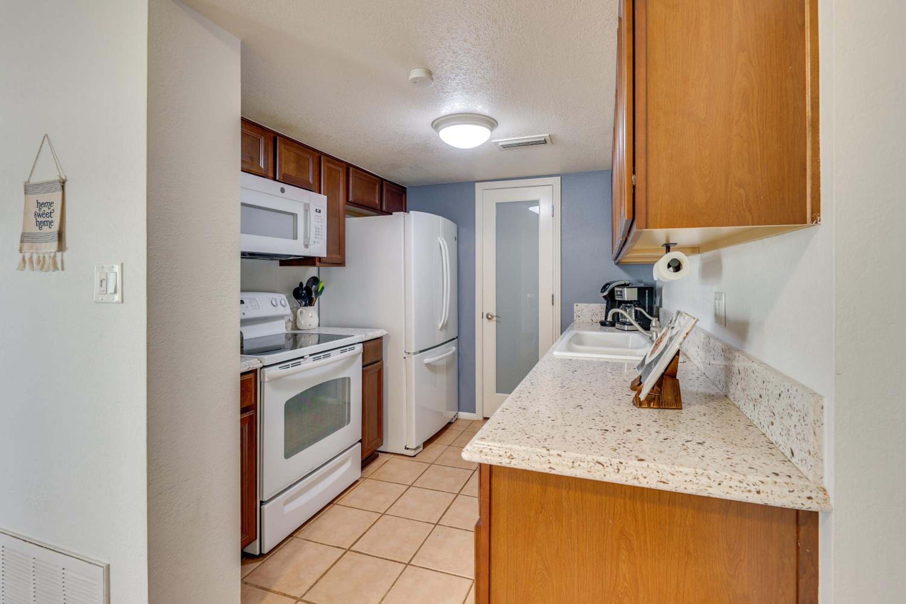 2 Mi to Old Town and Fashion Sq Townhome with Pools