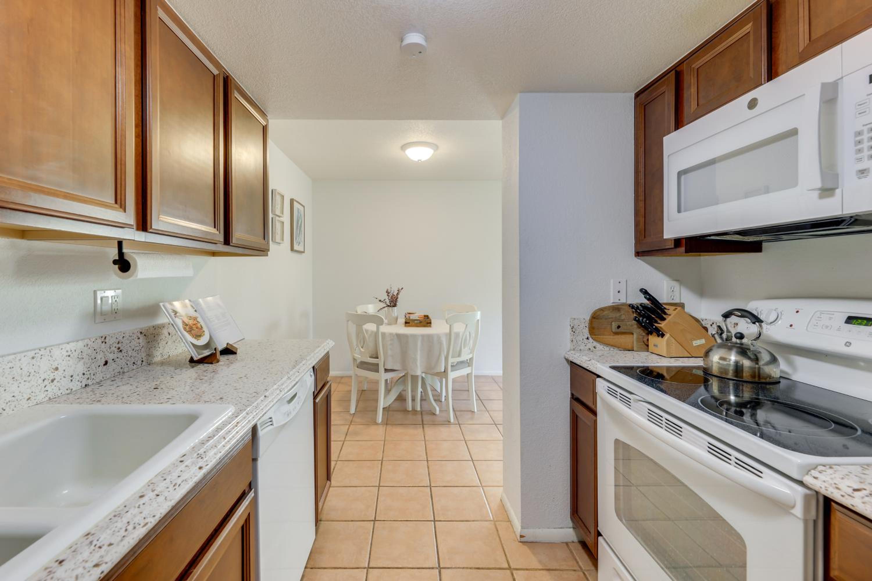 2 Mi to Old Town and Fashion Sq Townhome with Pools