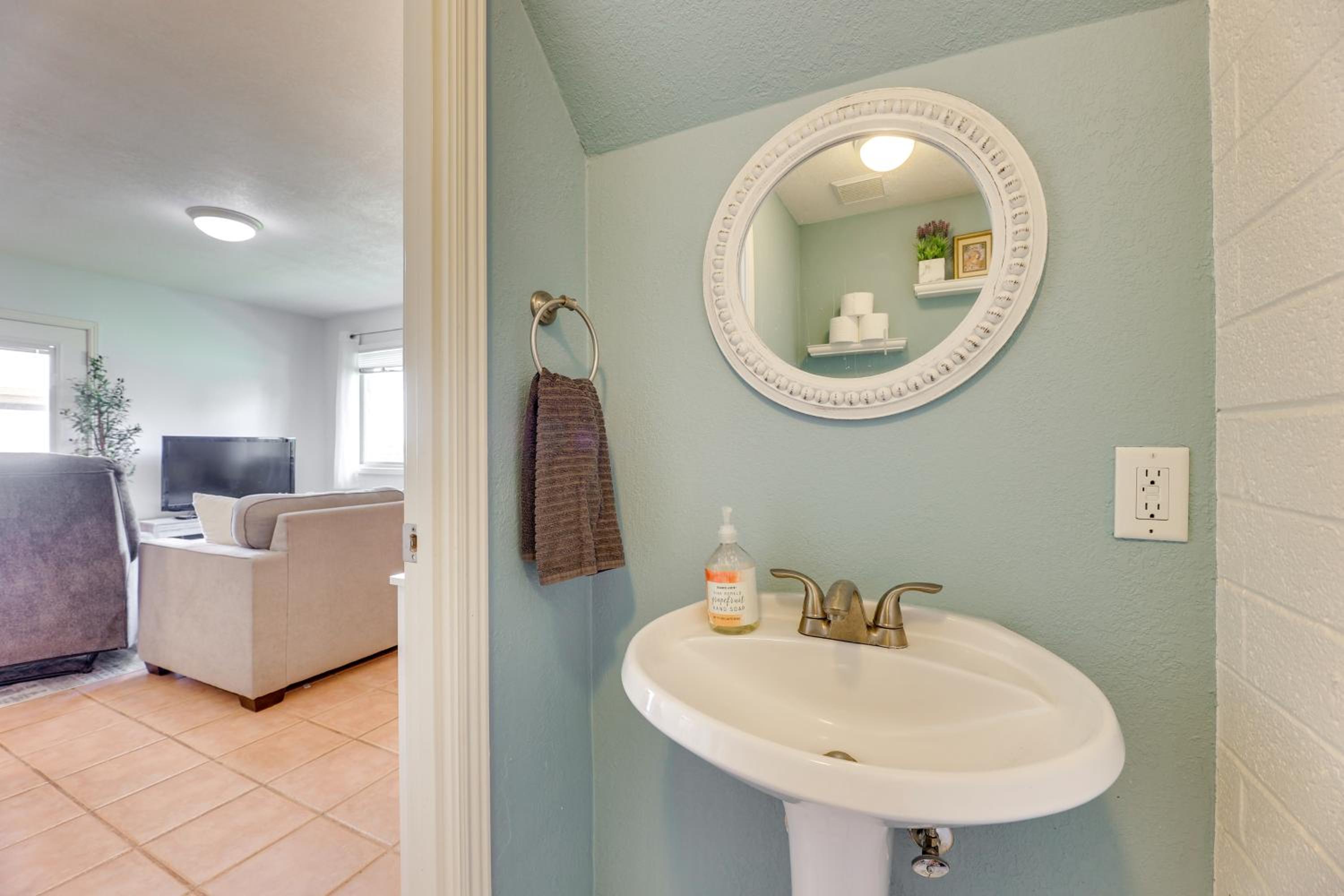 2 Mi to Old Town and Fashion Sq Townhome with Pools