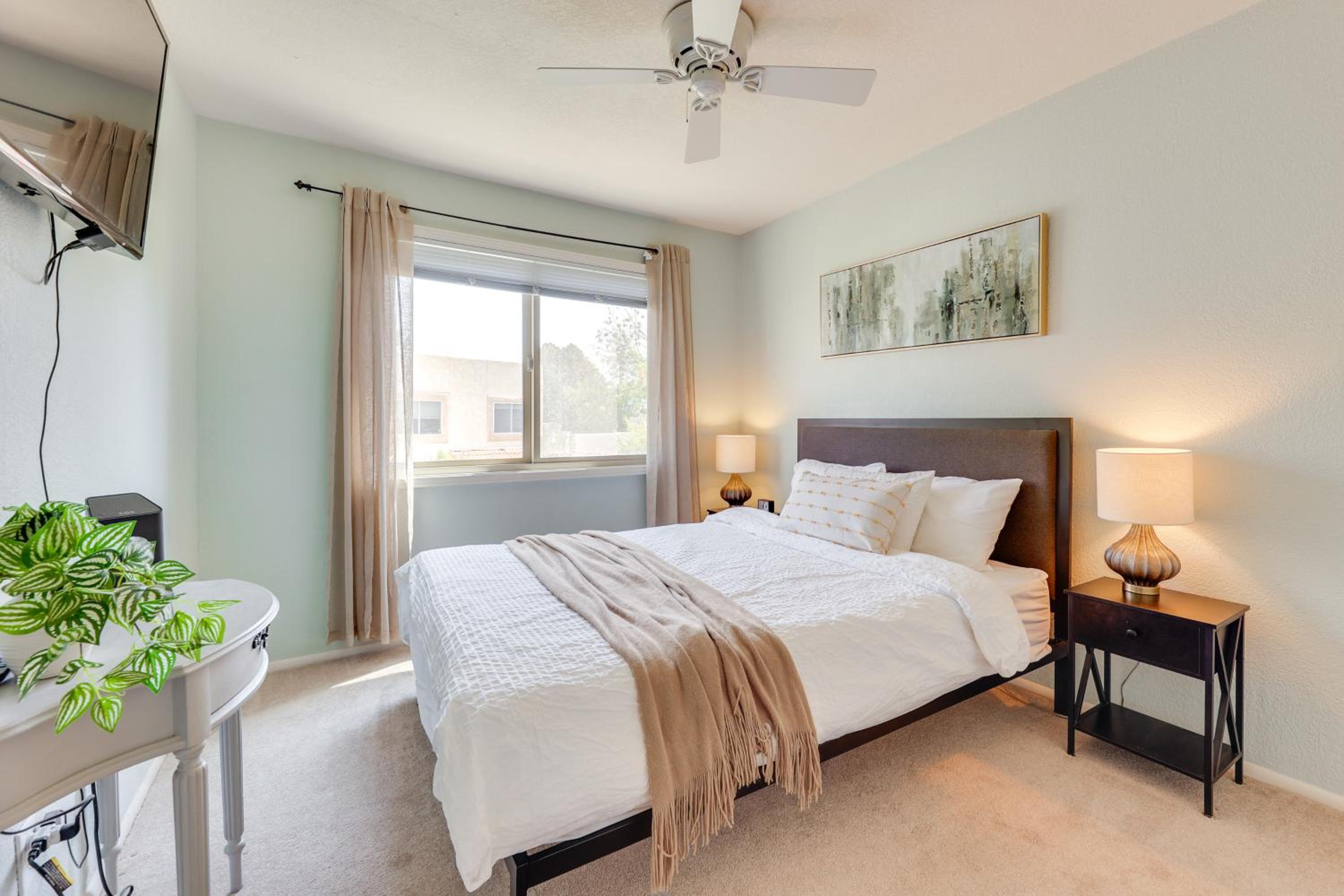 2 Mi to Old Town and Fashion Sq Townhome with Pools