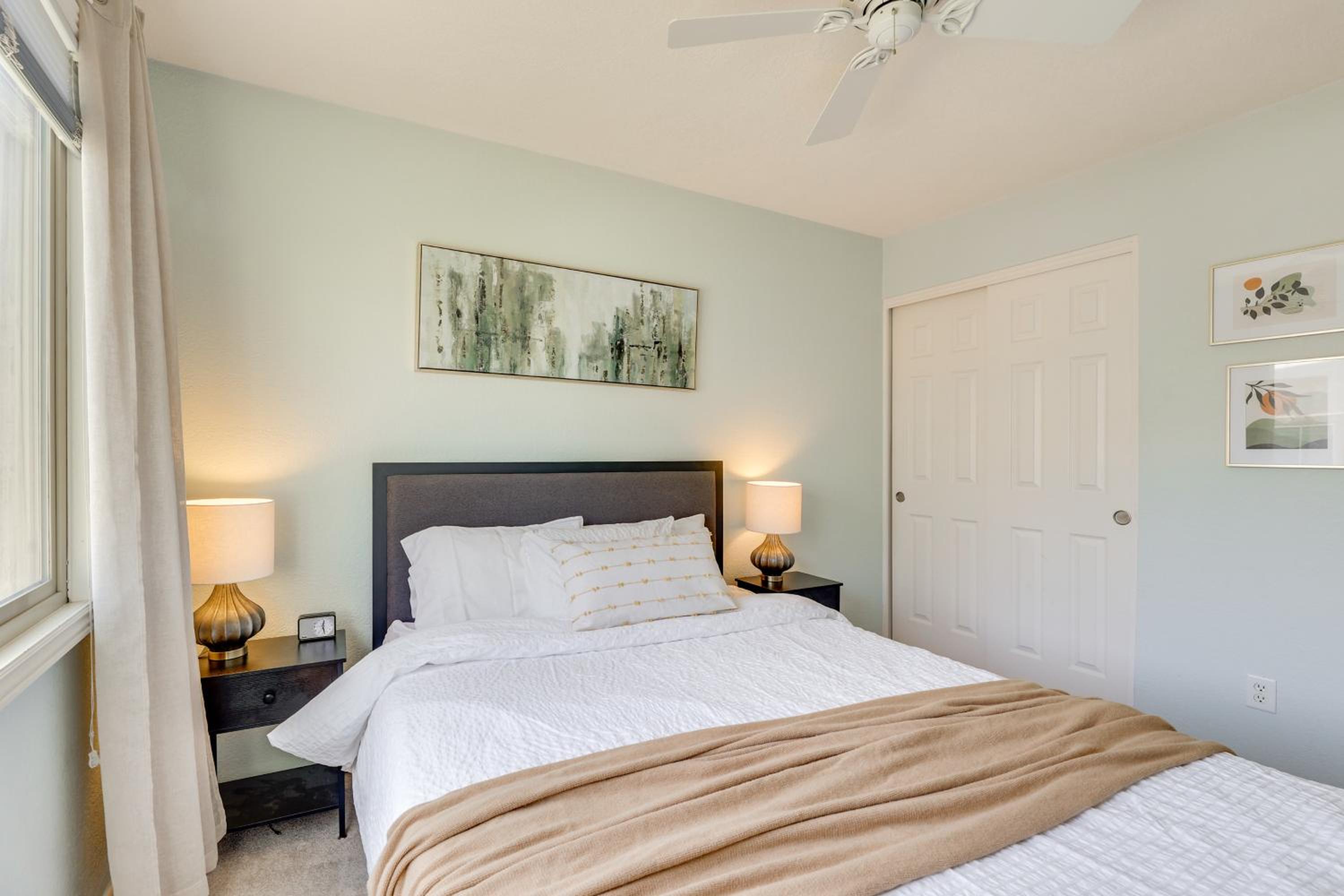 2 Mi to Old Town and Fashion Sq Townhome with Pools